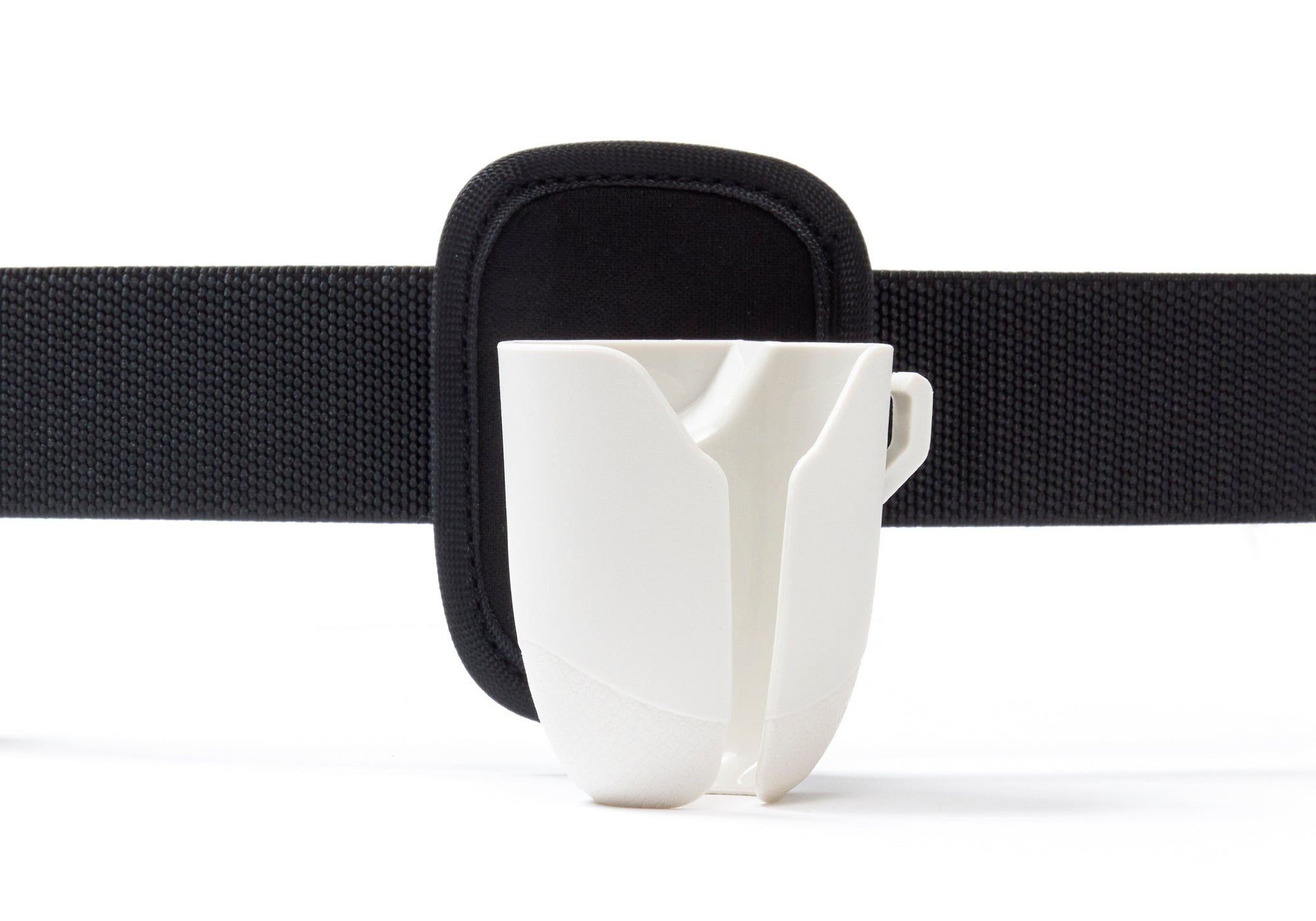 Ein schwarzer Gürtel mit einem weißen VR-Controller-Halter daran, auf einem weißen Hintergrund.