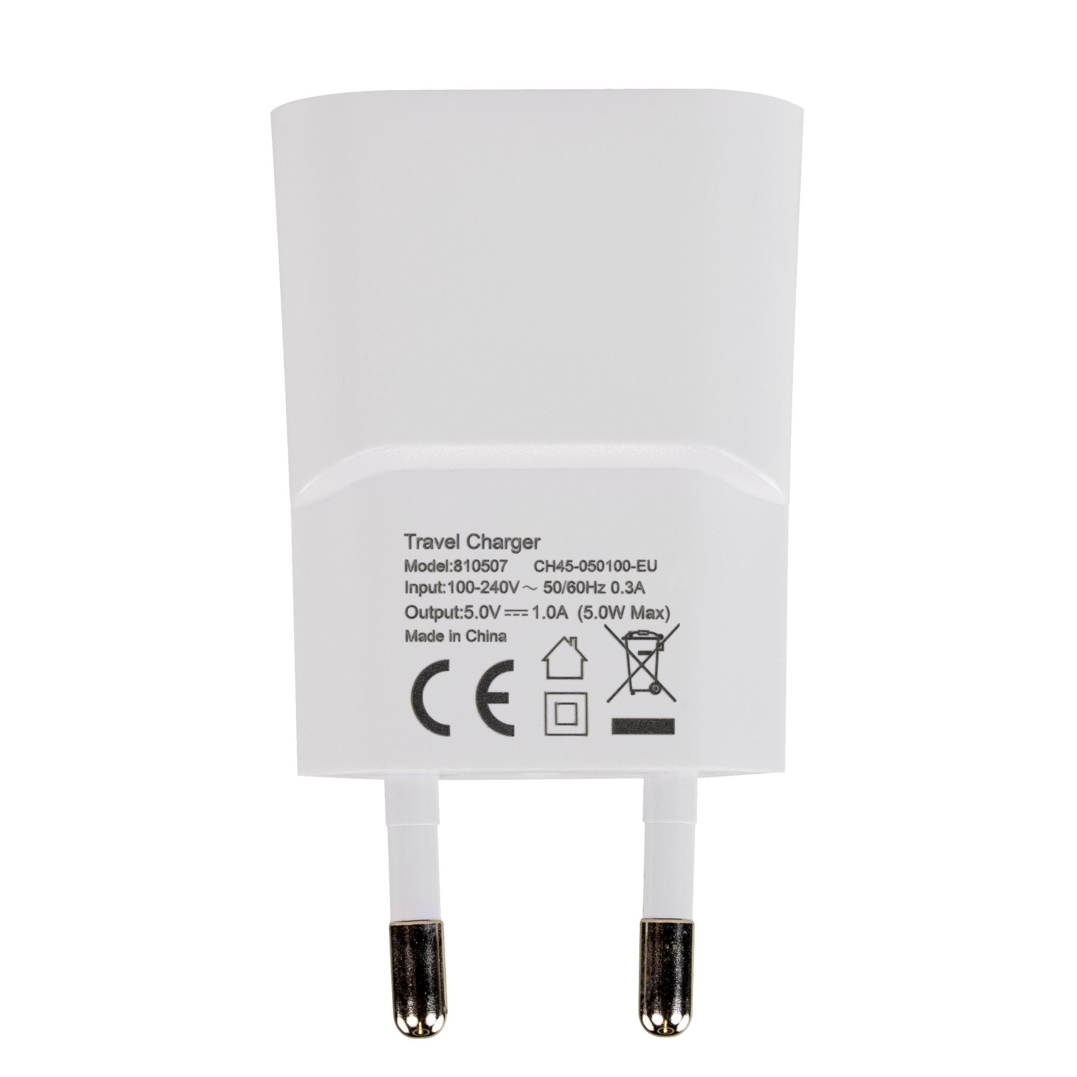 Ein weißes USB-Wandladegerät mit zwei Stiften wird vor einem weißen Hintergrund gezeigt.