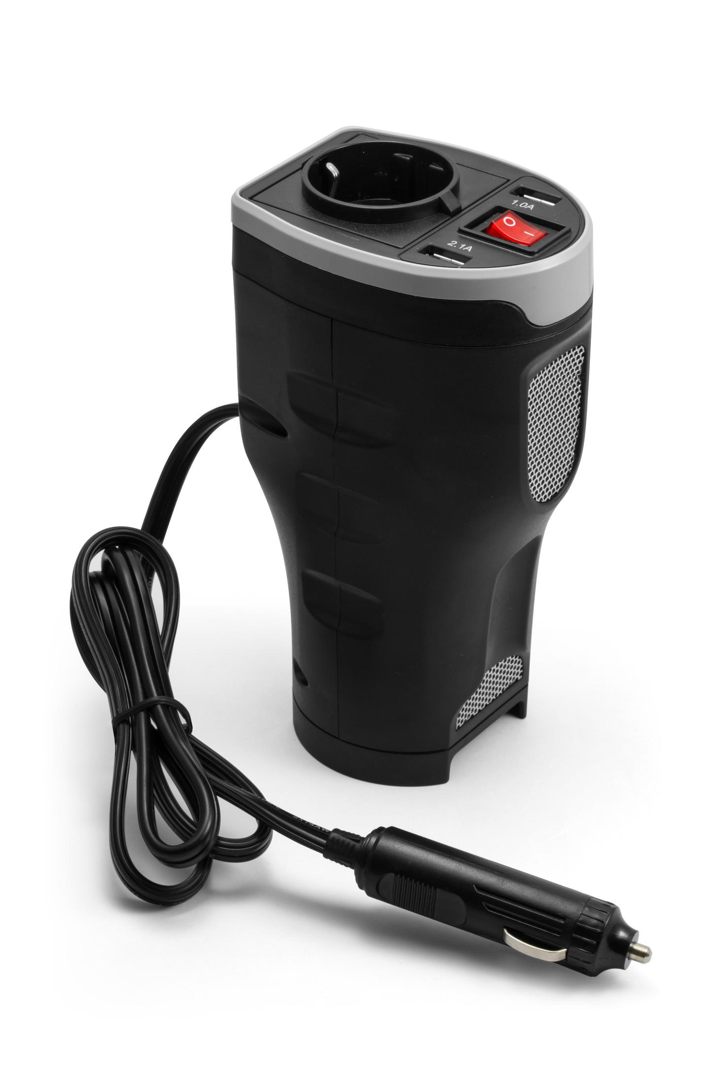 Ein schwarzer Auto-Adapter mit grauem Oberteil, roten Schaltern und einem schwarzen Kabel, isoliert auf einem weißen Hintergrund.