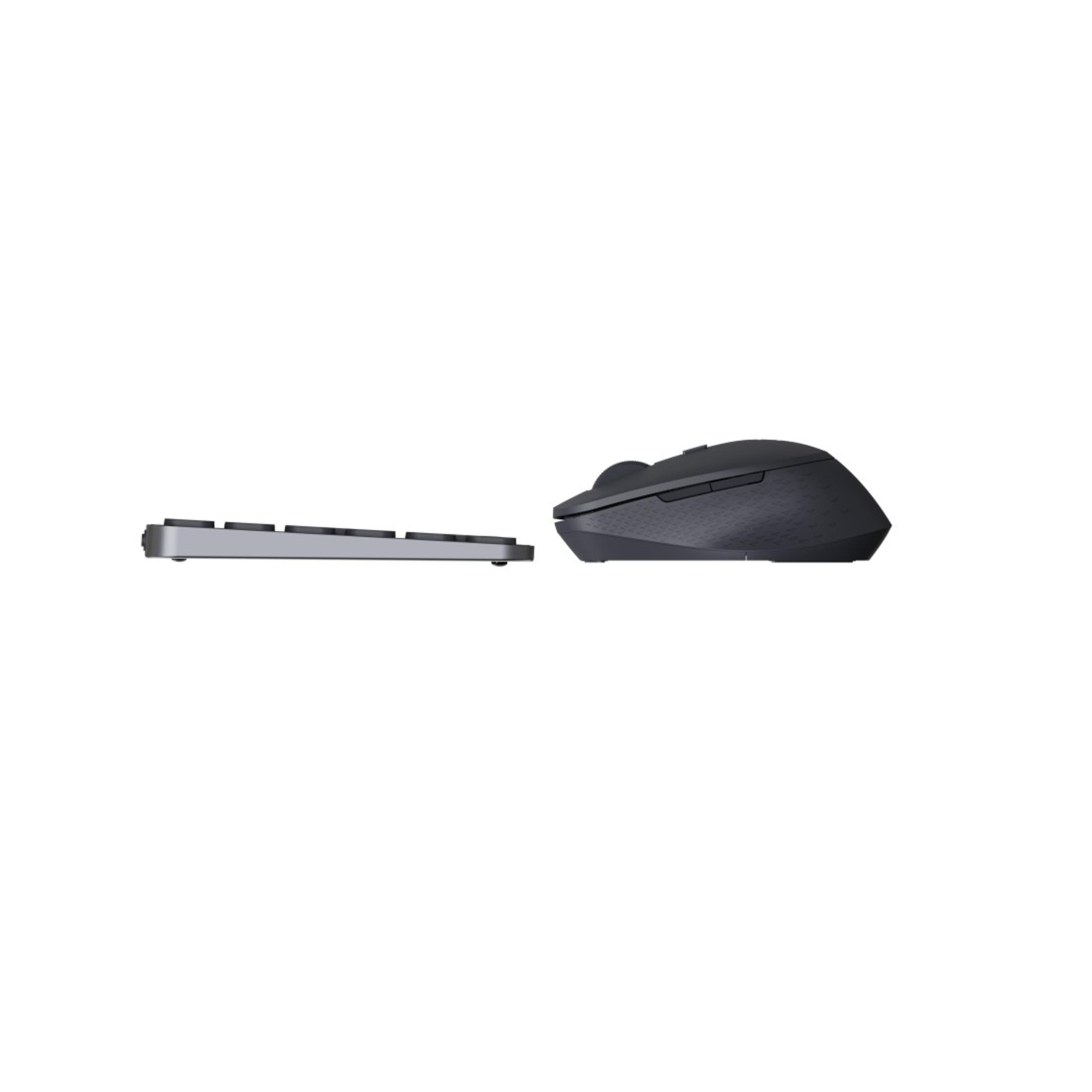 Una combo tastiera e mouse wireless grigia, vista di lato, su uno sfondo bianco.