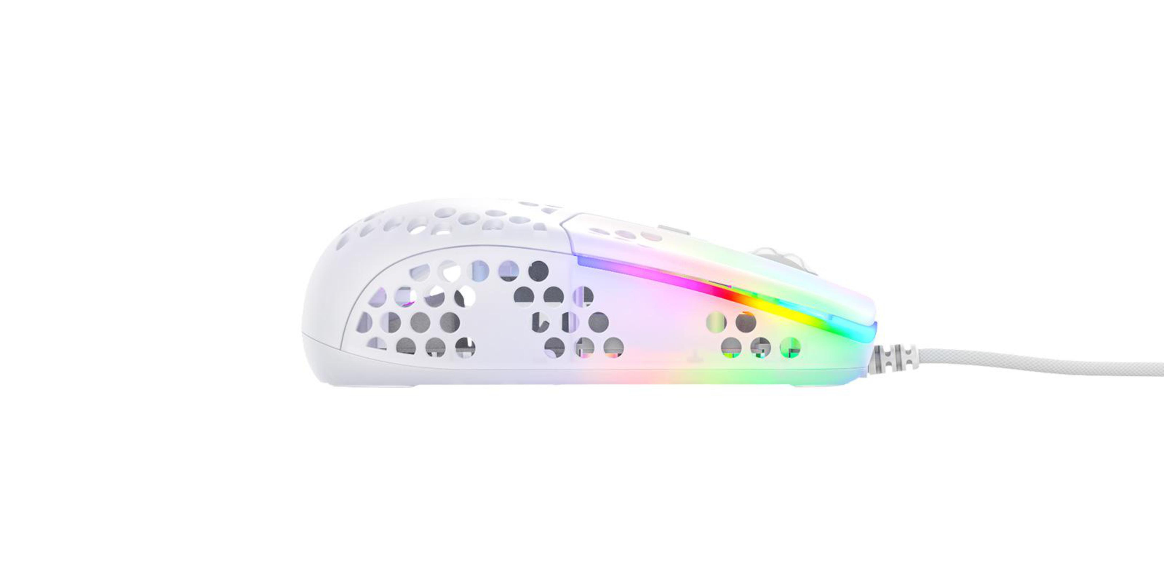 Eine weiße Gaming-Maus mit RGB-Beleuchtung und einem weißen Kabel auf einem weißen Hintergrund.