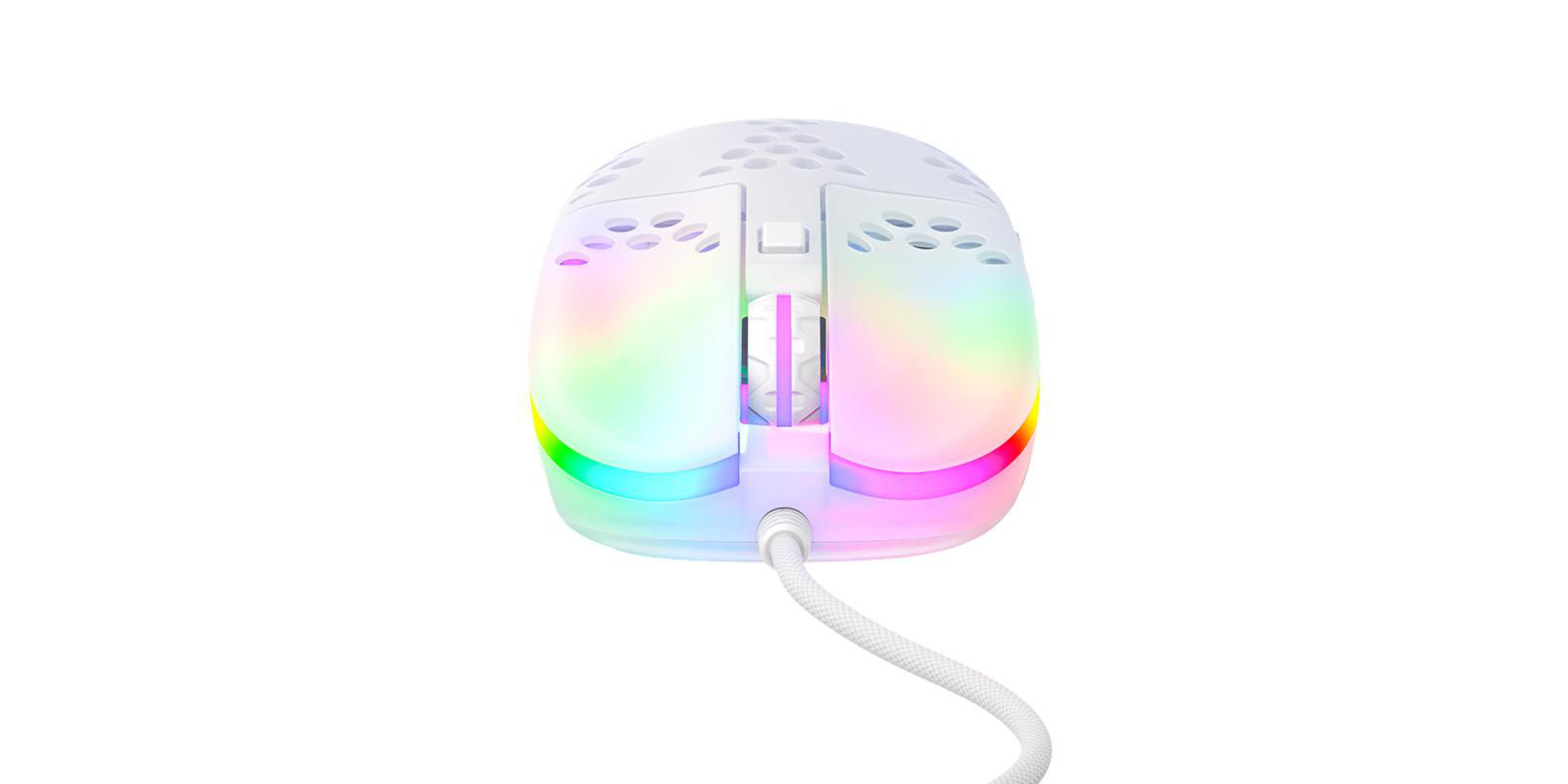 Eine weiße Gaming-Maus mit RGB-Beleuchtung und einem weißen Kabel auf einem weißen Hintergrund.