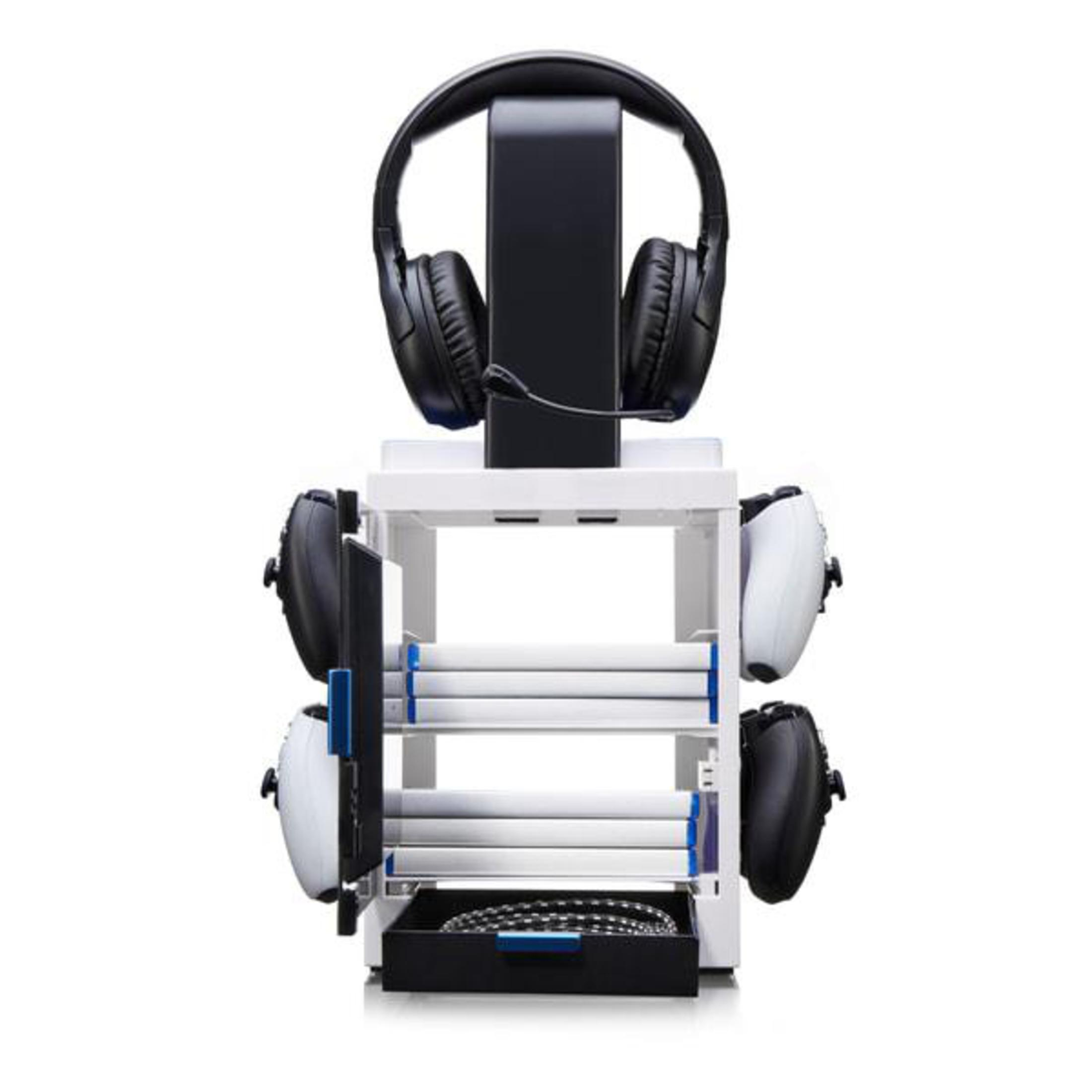 Gaming-Station mit Kopfhörern, Controllern und Spielespeicher mit offener Schublade.