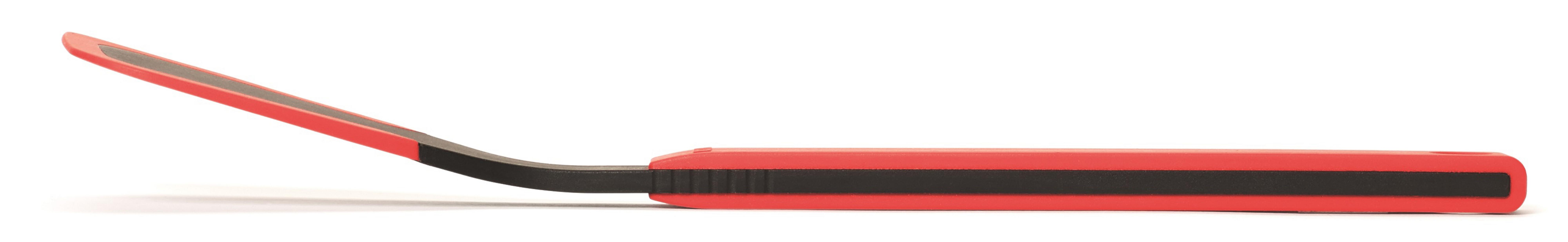 Ein rot-schwarzer Pfannenwender, nach oben abgewinkelt, vor einem weißen Hintergrund.