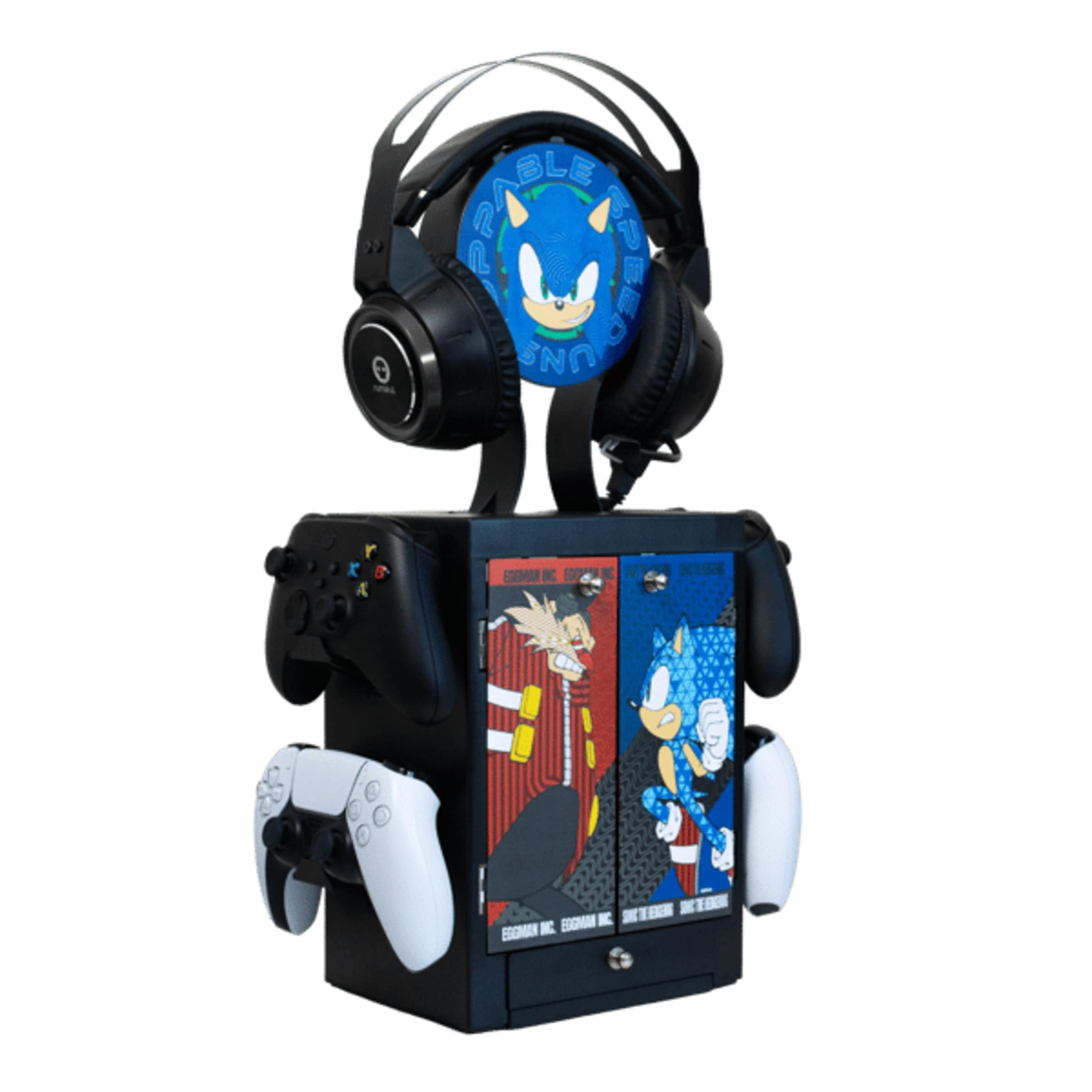 Una console nera con un tema di Sonic the Hedgehog è dotata di un supporto per cuffie e di un vano portaoggetti per i controller.