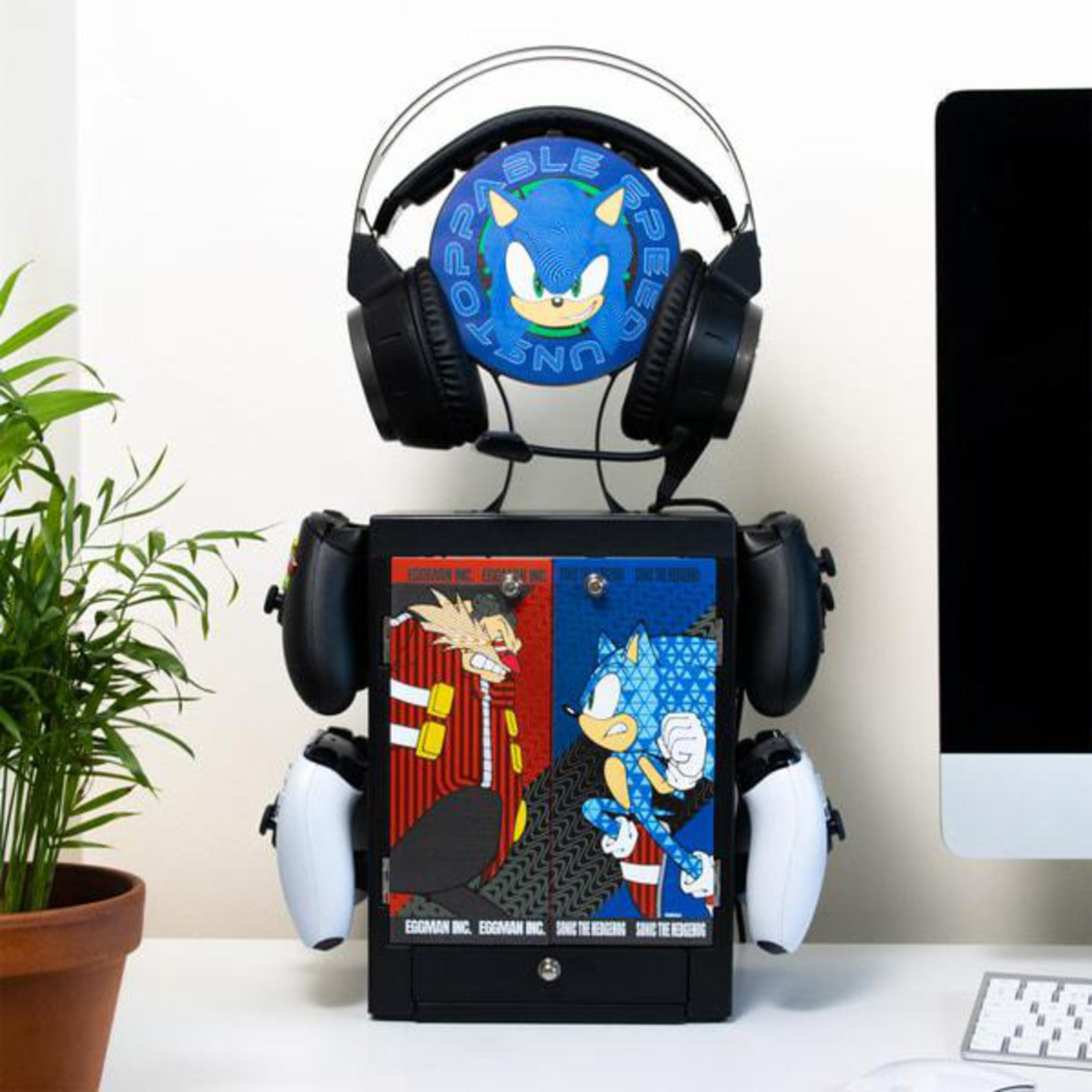 Una console nera con un tema di Sonic the Hedgehog è dotata di un supporto per cuffie e di un vano portaoggetti per i controller.