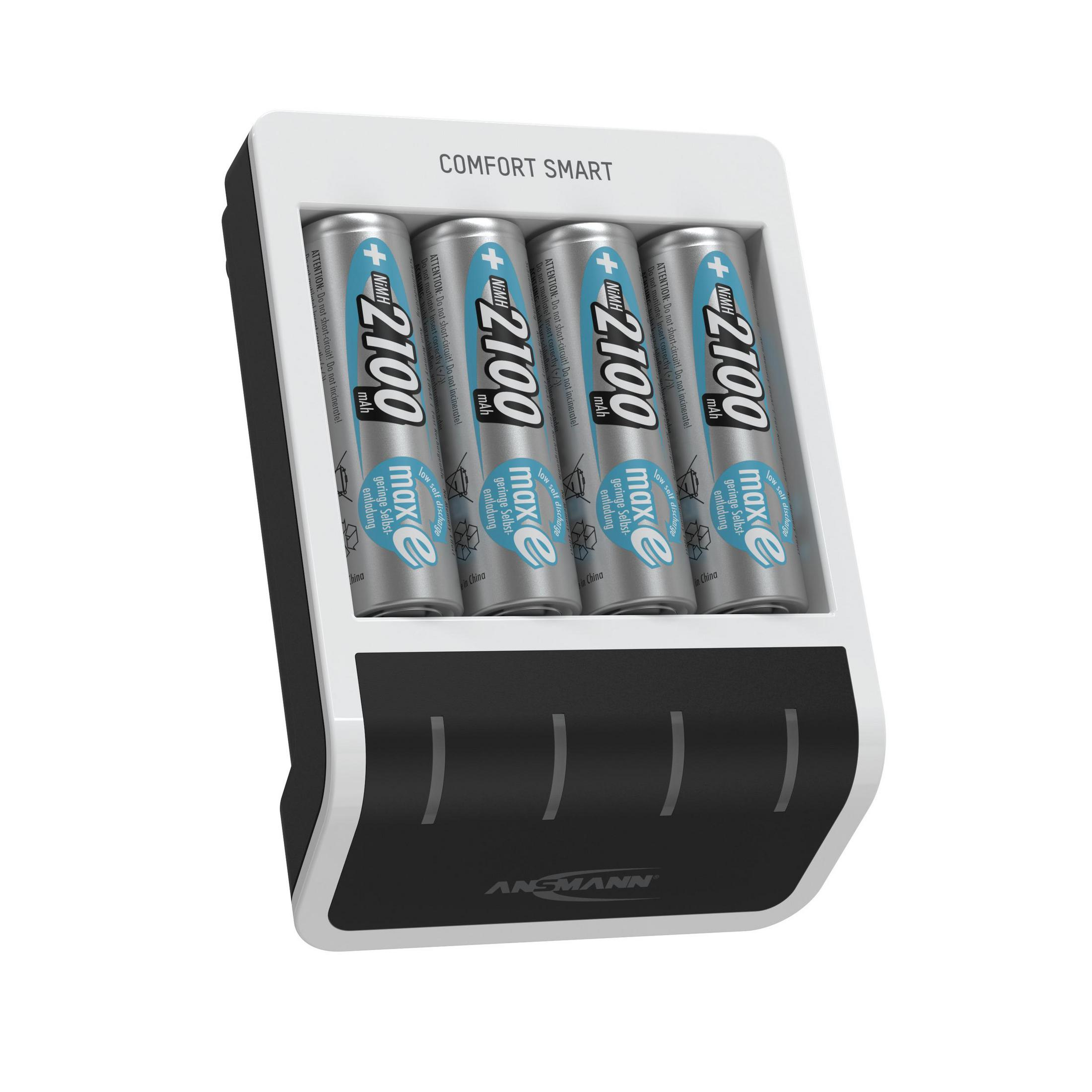 Ein weißes und schwarzes Batterieladegerät mit vier AA-Batterien, schräge Ansicht auf weißer Oberfläche.
