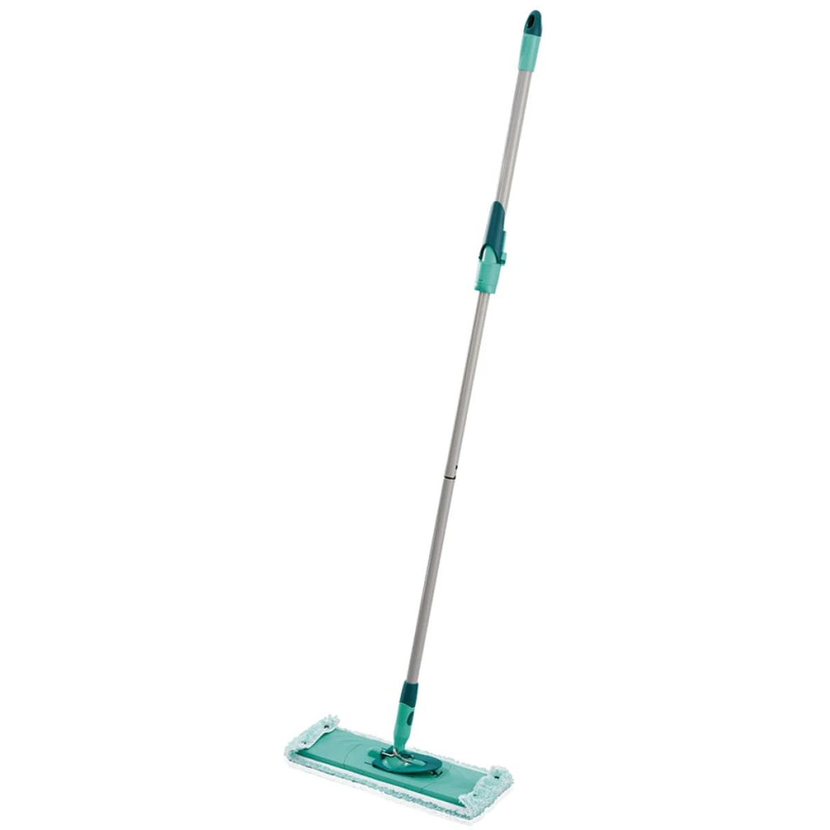 Un mocio color verde acqua con manico argentato su sfondo bianco.