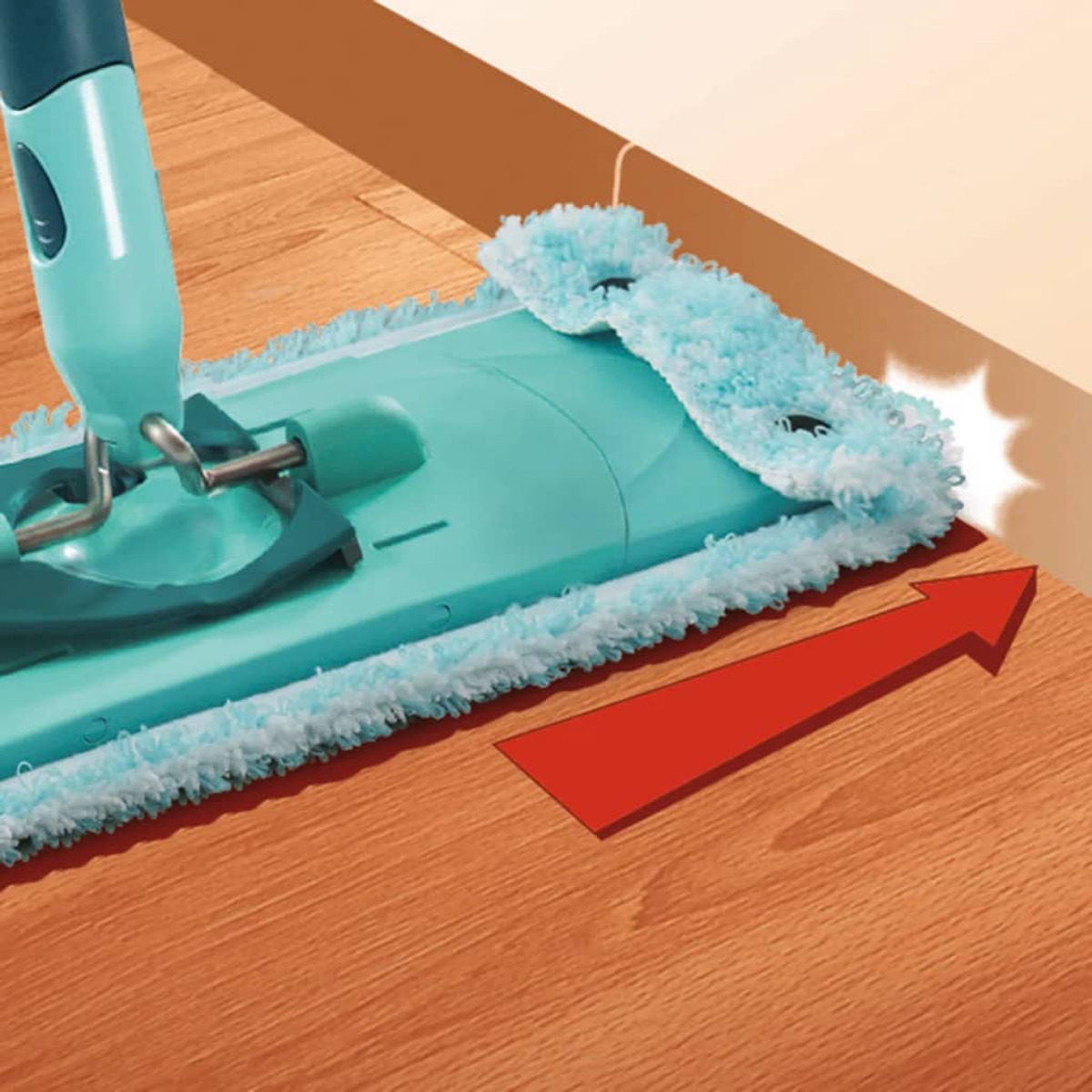 Un mocio color verde acqua che pulisce un pavimento in legno con una freccia rossa che indica la direzione.