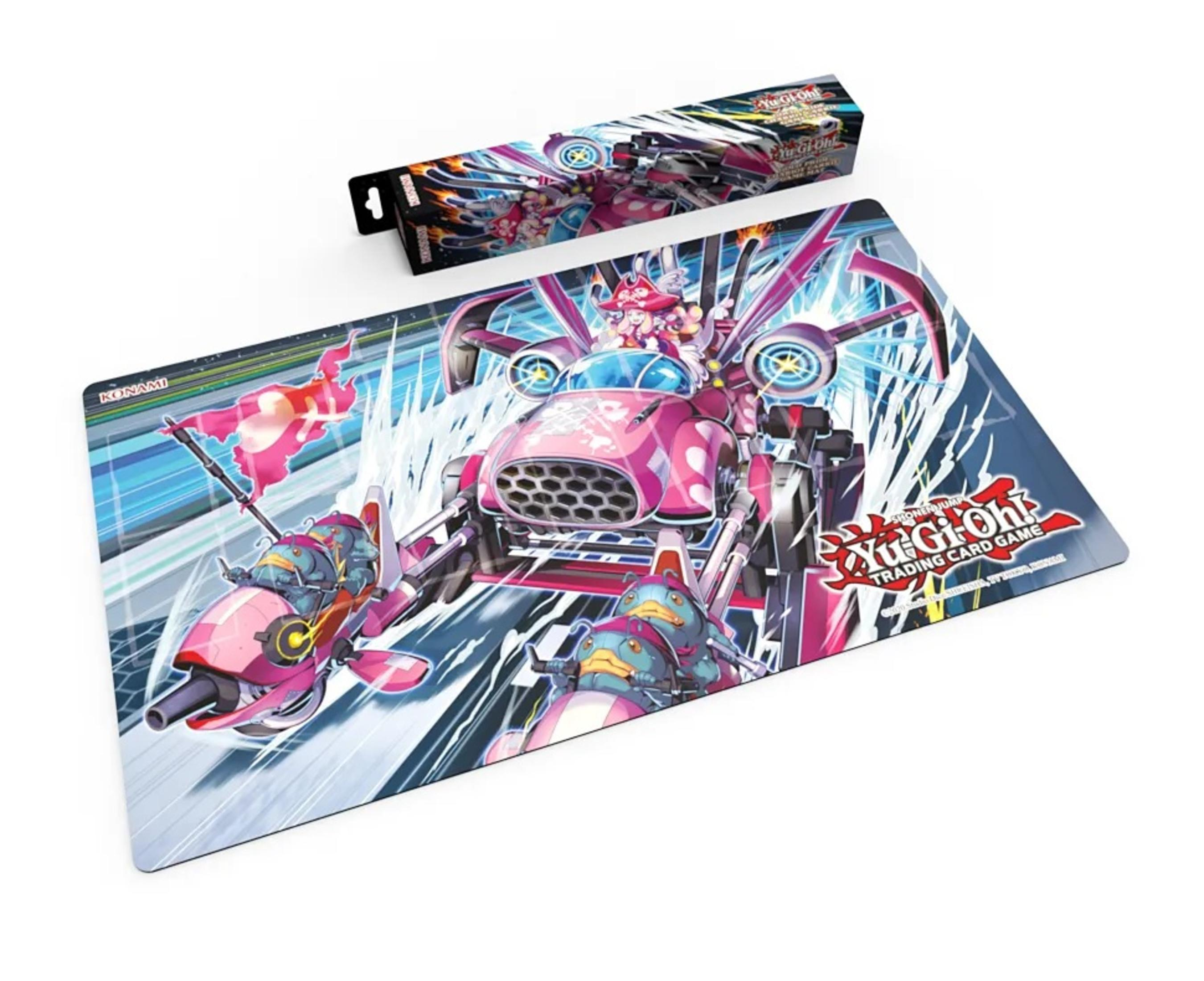 Eine Yu-Gi-Oh!-Spielmatte und -Box zeigen rosafarbene und blaue Fahrzeuge auf einem weißen Hintergrund.