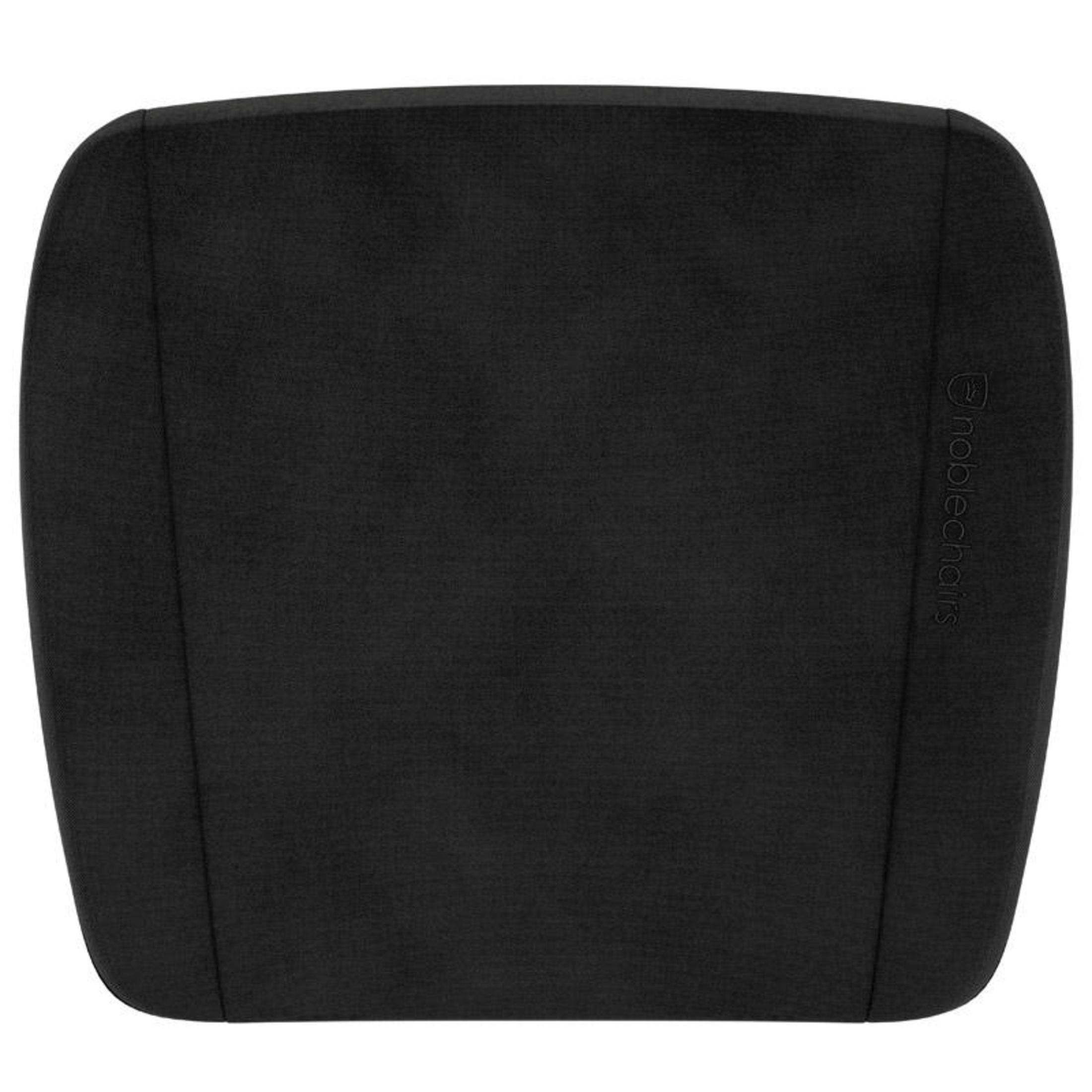 Ein schwarzes Sitzkissen mit dem noblechairs-Logo auf der rechten Seite, isoliert auf einem weißen Hintergrund.