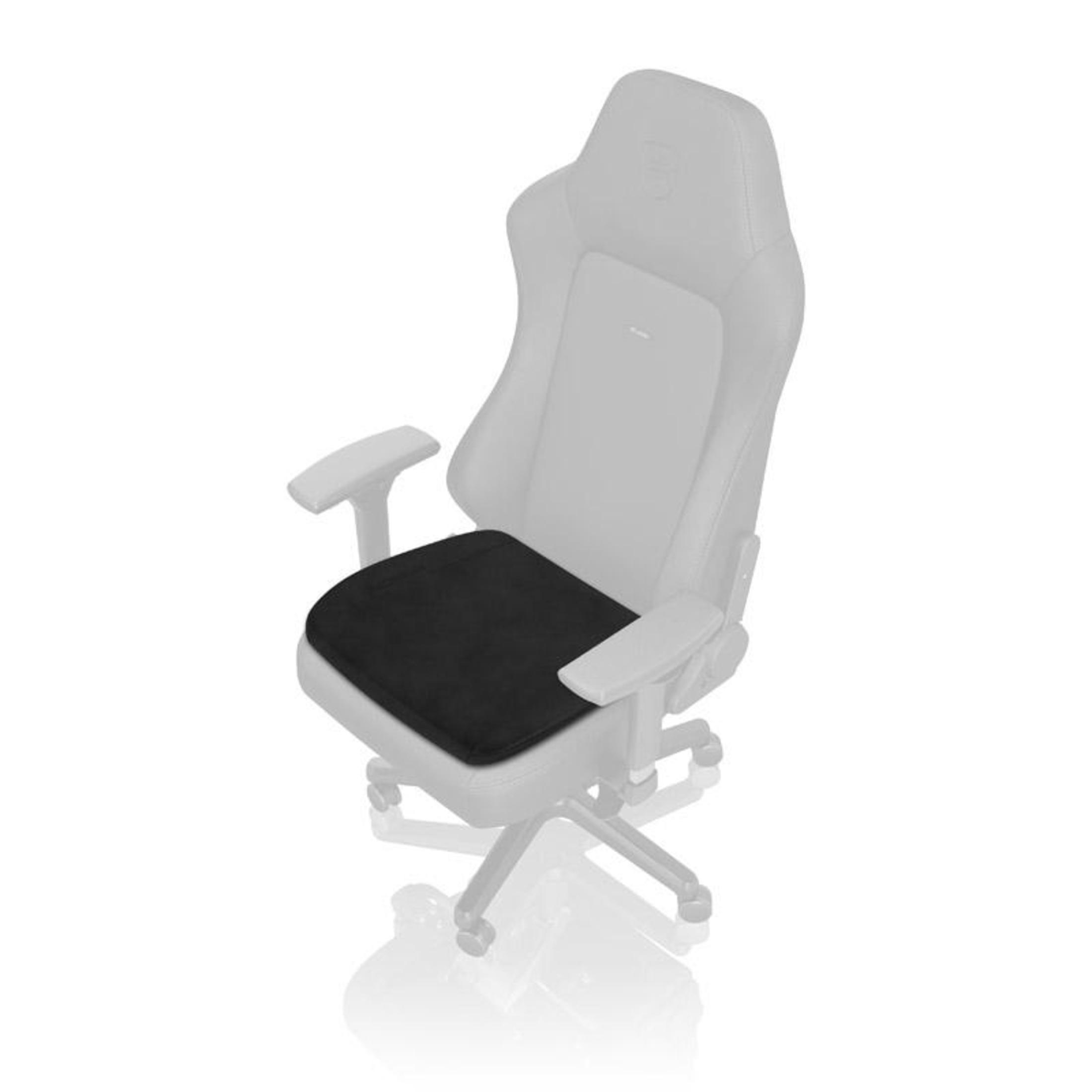 Schwarzes noblechairs Sitzkissen auf einem schwach weißen Gaming-Stuhl, isoliert auf Weiß.