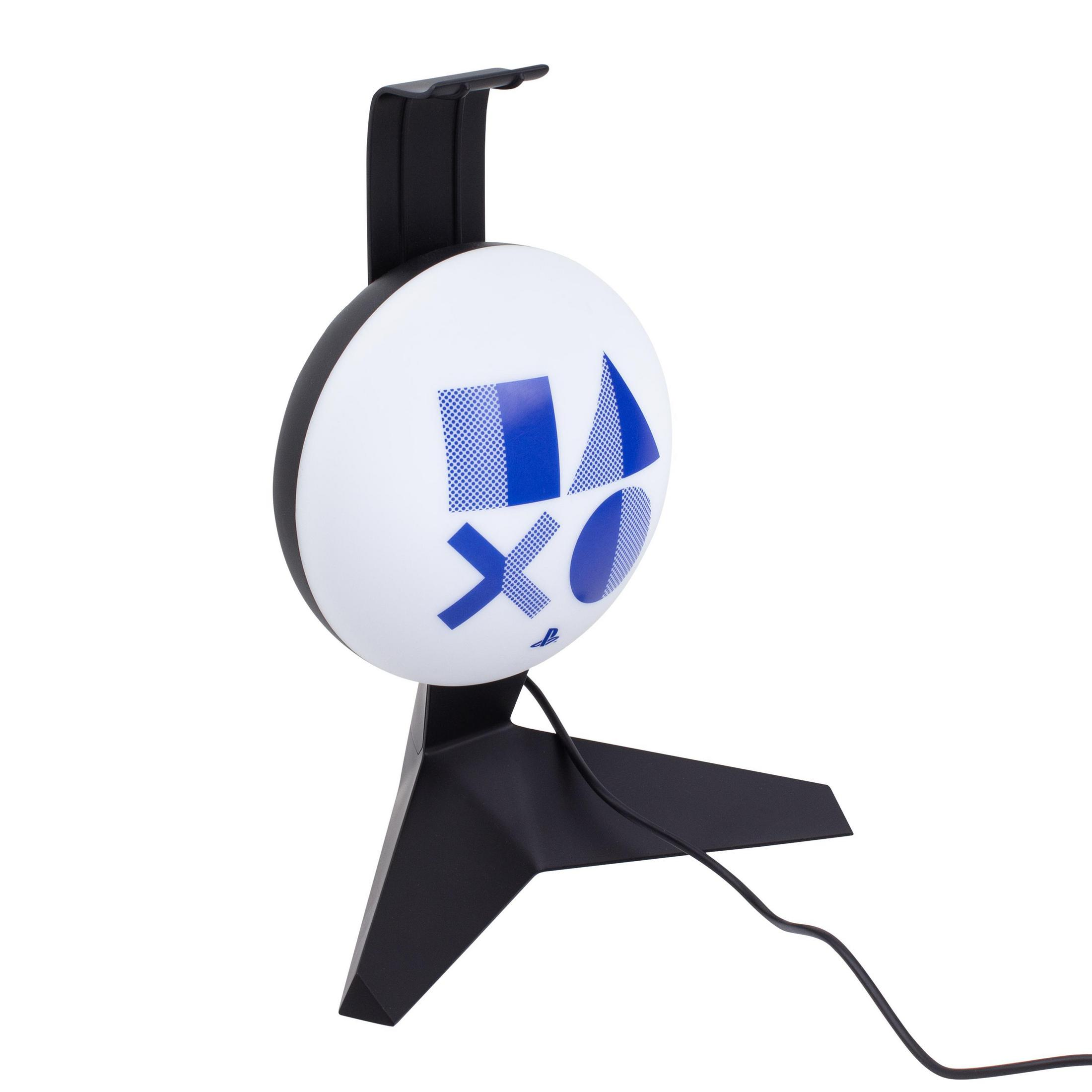 Lampa z motywem Playstation na czarnym stojaku z wiszącym przewodem, odizolowana na białym tle.