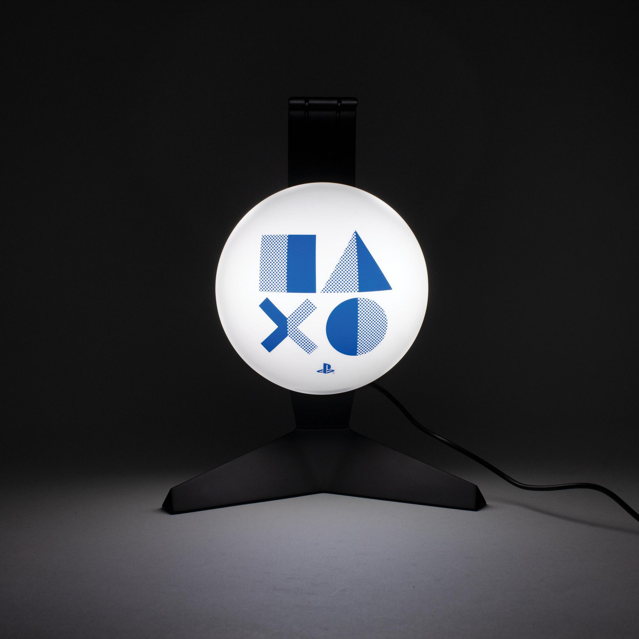 Podświetlana lampa czołowa PlayStation na czarnym stojaku, z logo PlayStation w kolorze niebieskim na białym tle.