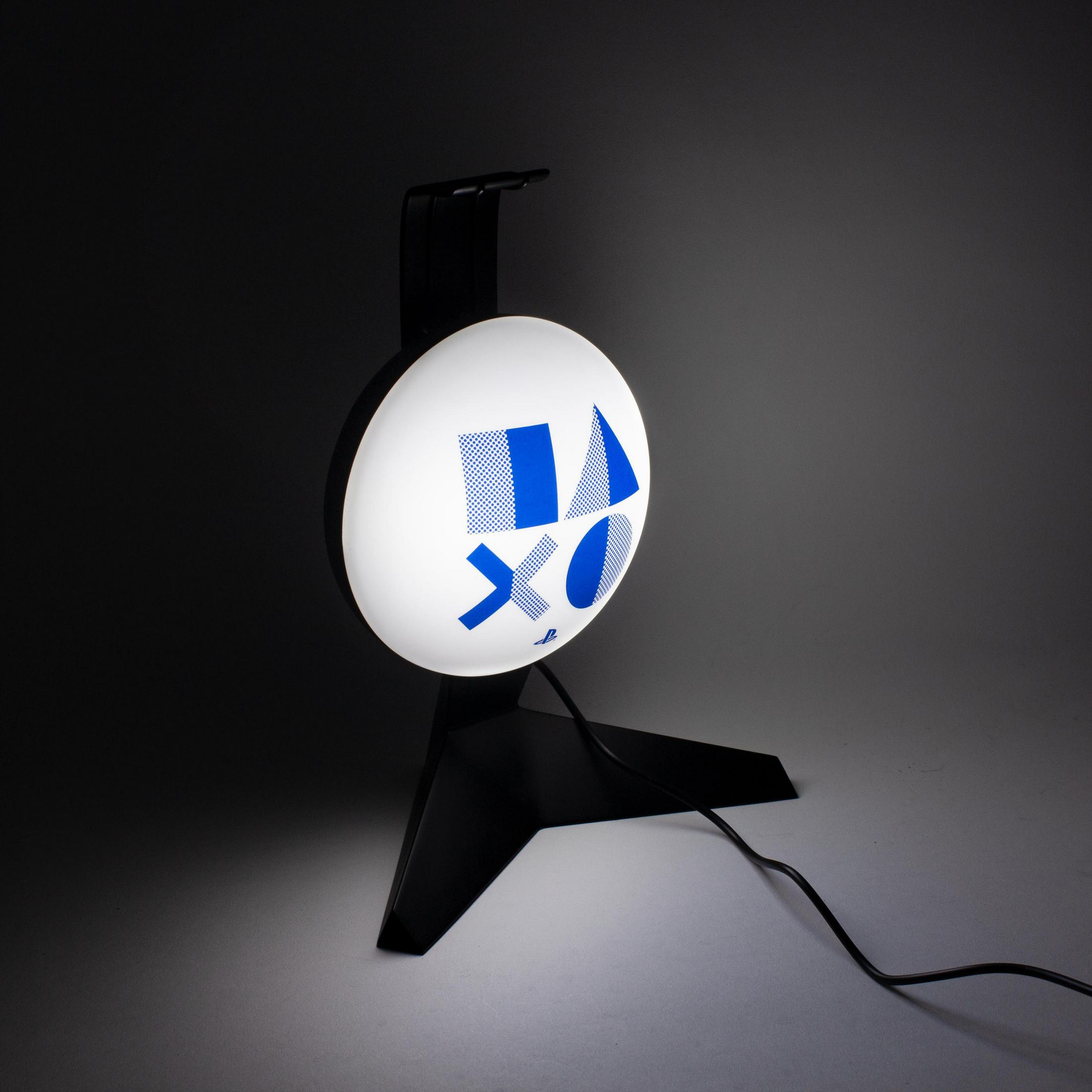 Podświetlana lampa czołowa PlayStation na czarnym stojaku, wyświetlająca logo PlayStation w kolorze niebieskim na białym tle.