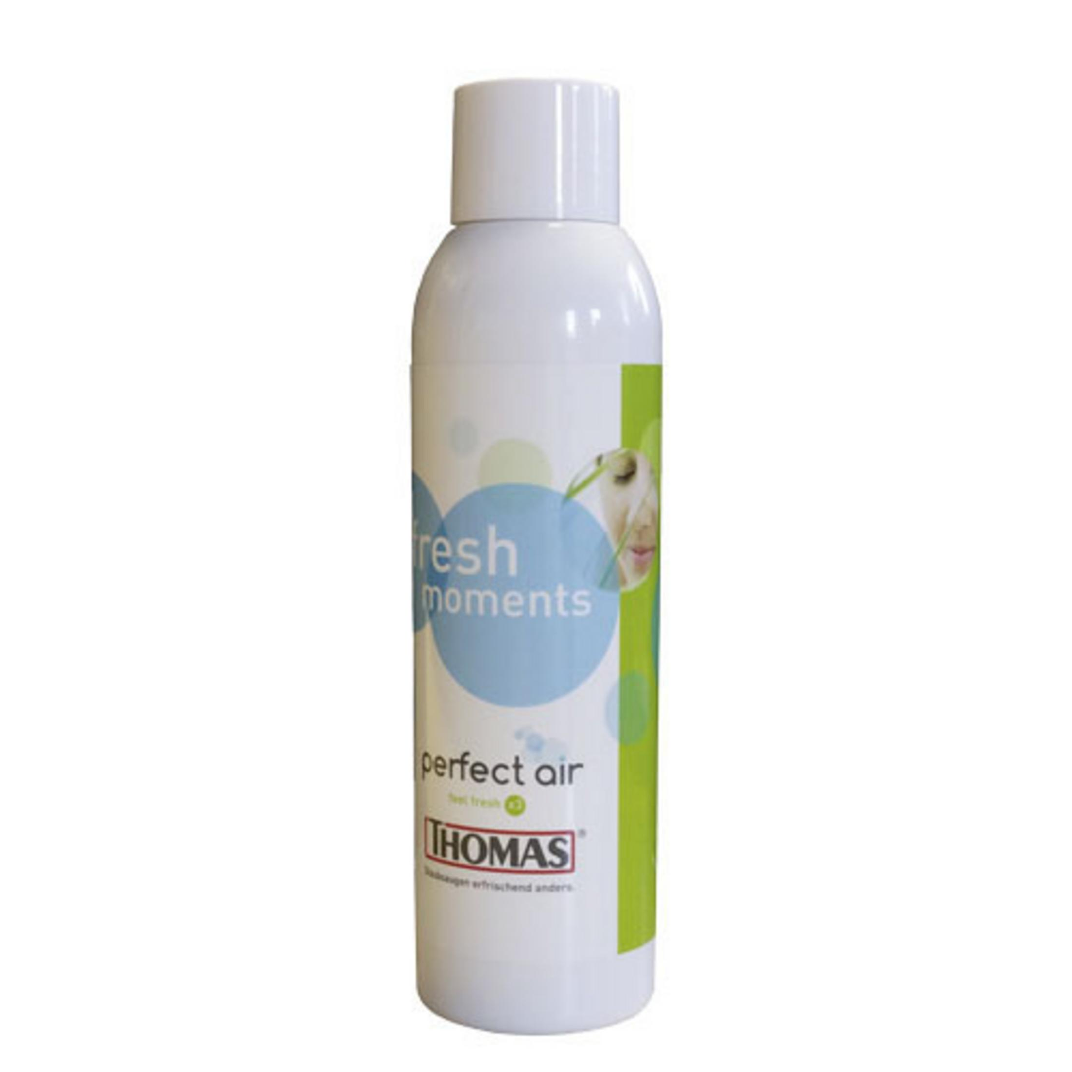 Un flacone spray bianco con un'etichetta con la scritta "fresh moments perfect air", con un cerchio blu e una striscia verde, isolato su bianco.