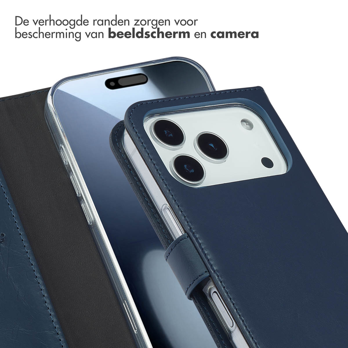 Marineblauw telefoonhoesdetail met camera- en schermbescherming met opstaande randen.