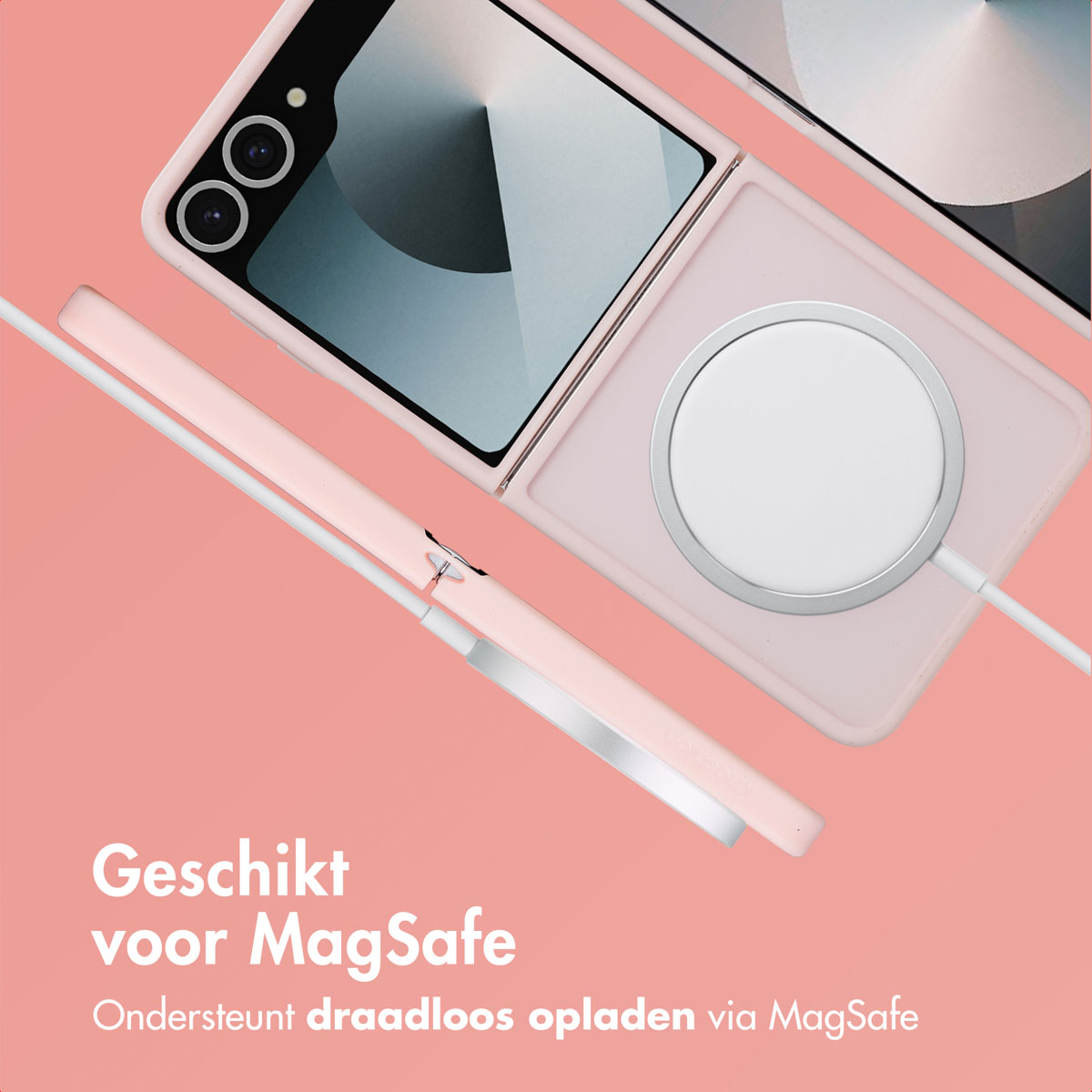 Roze flip phone hoesje met een witte MagSafe oplader verbonden door een witte kabel, op een roze achtergrond.