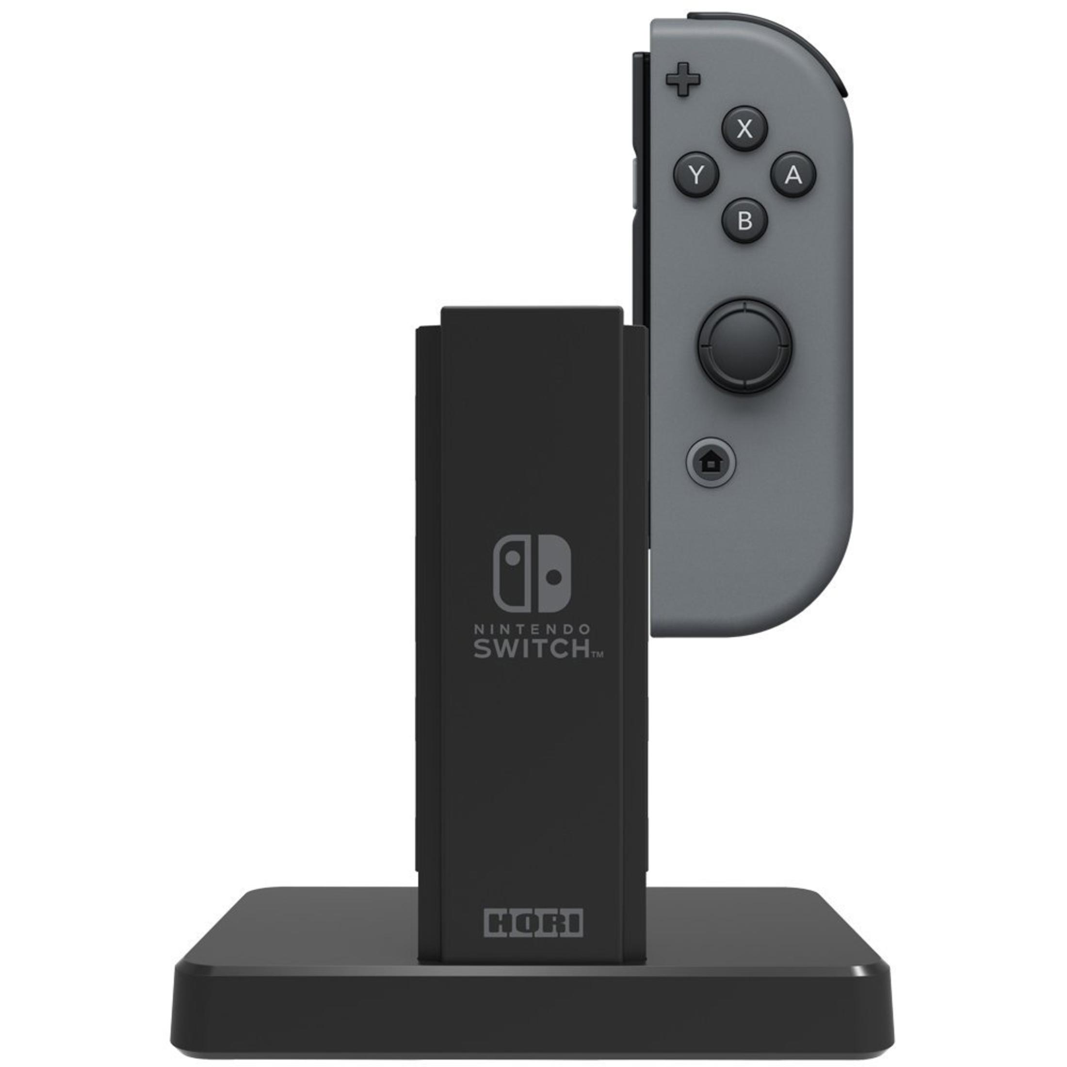 Controller Joy-Con grigio di Nintendo Switch in carica su una base nera. La base ha il logo Nintendo Switch.