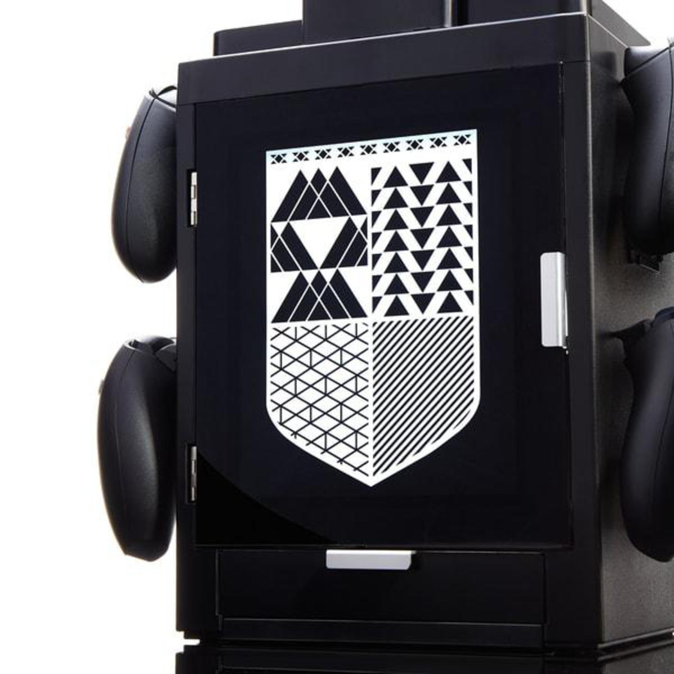 Nahaufnahme eines schwarzen Gaming-Zubehörständers mit einem weißen Grafikdesign auf der Schranktür und Gamecontrollern an den Seiten.