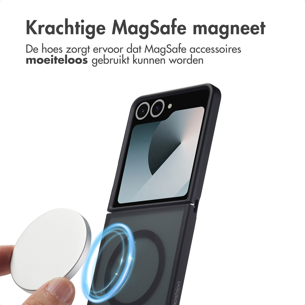 Een persoon die een witte MagSafe-lader vasthoudt bij een zwarte telefoonhoes.