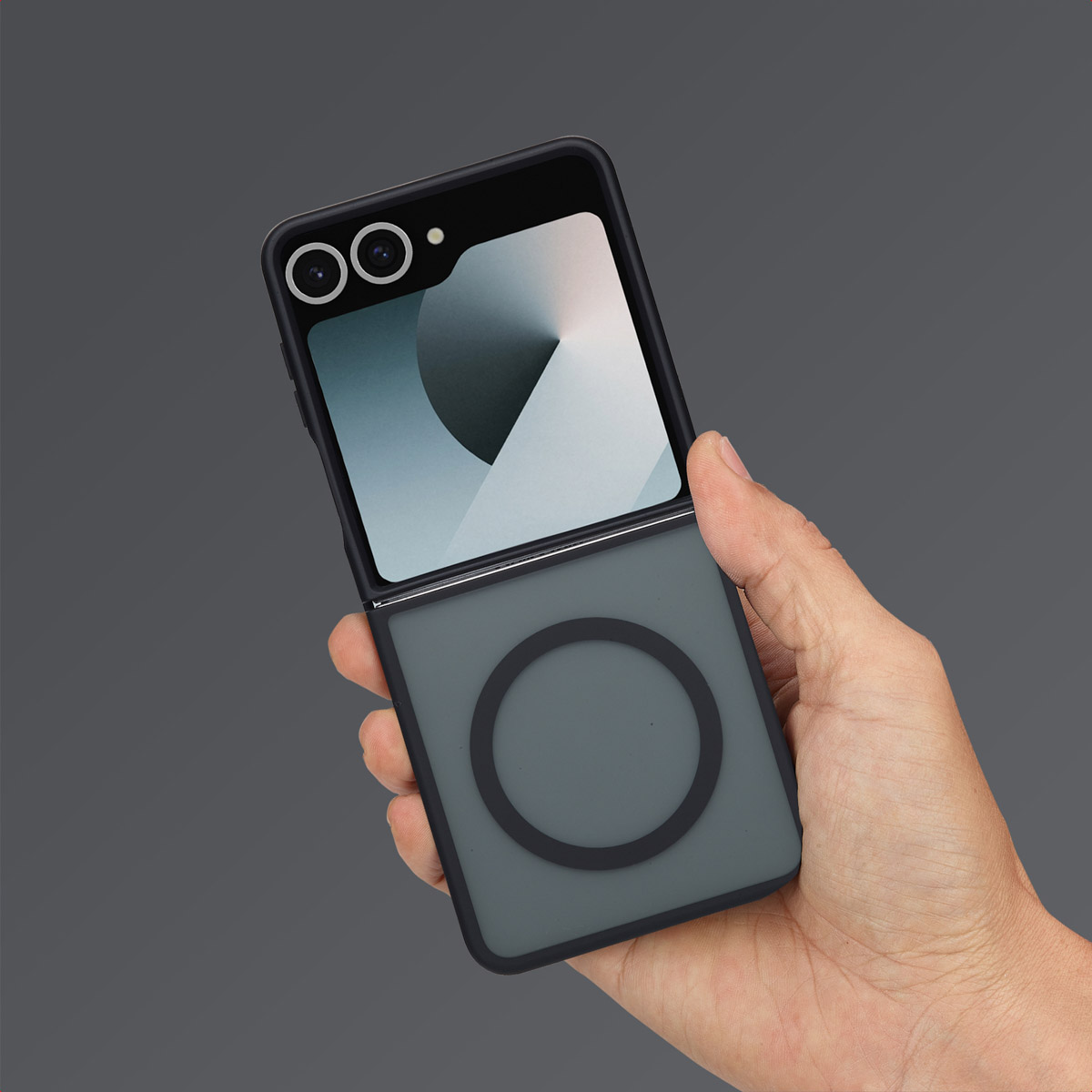 Hand die een zwarte telefoon met hoes vasthoudt, met een grijs ontwerp.