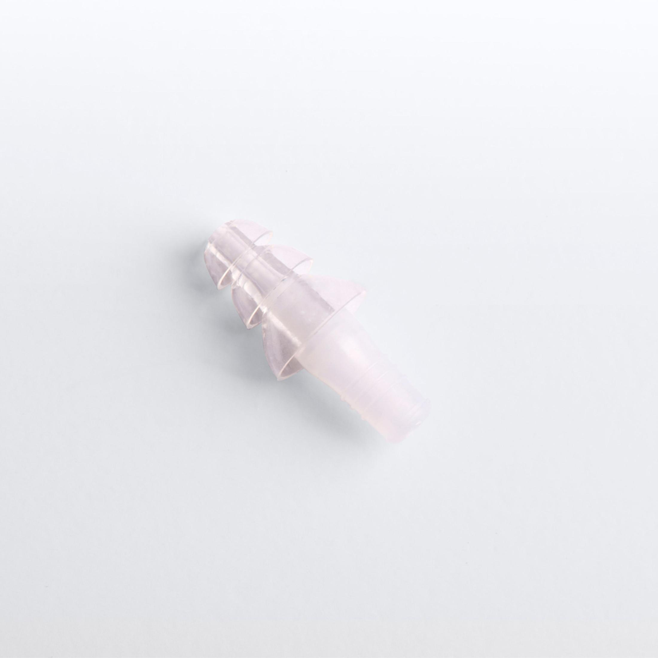 Un singolo tappo per le orecchie trasparente isolato su uno sfondo bianco, che mostra il suo design.