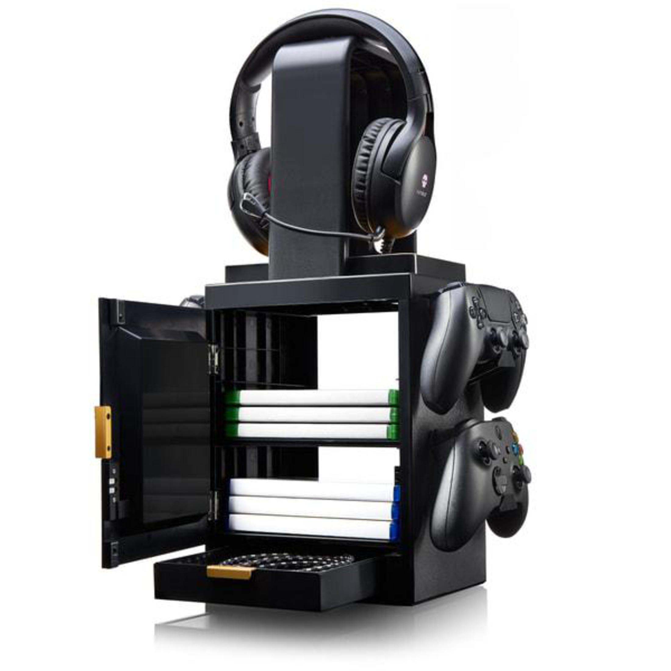 Supporto nero per cuffie da gioco e controller con armadietto aperto che mostra le custodie dei giochi.