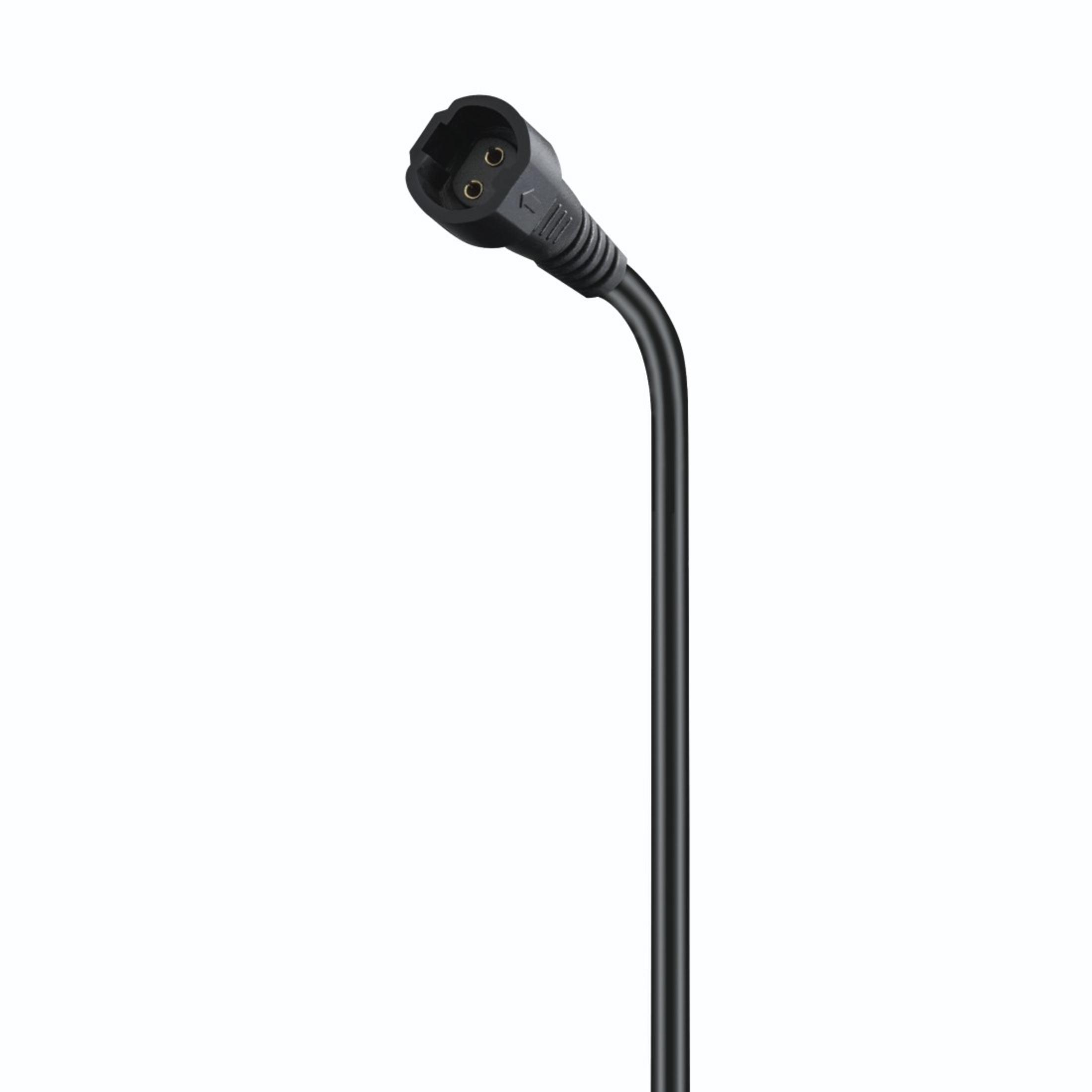 Schwarzes Netzkabel mit einem Zwei-Pol-Stecker. Das Kabel ist abgewinkelt.