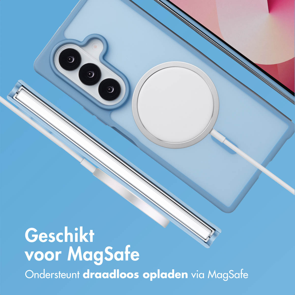 Lichtblauwe telefoonhoes met MagSafe-oplader bevestigd op een blauwe achtergrond.