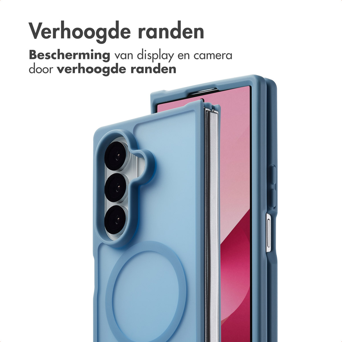 Blauwe telefoonhoes met verhoogde randen beschermt display en camera, weergegeven tegen een witte achtergrond.