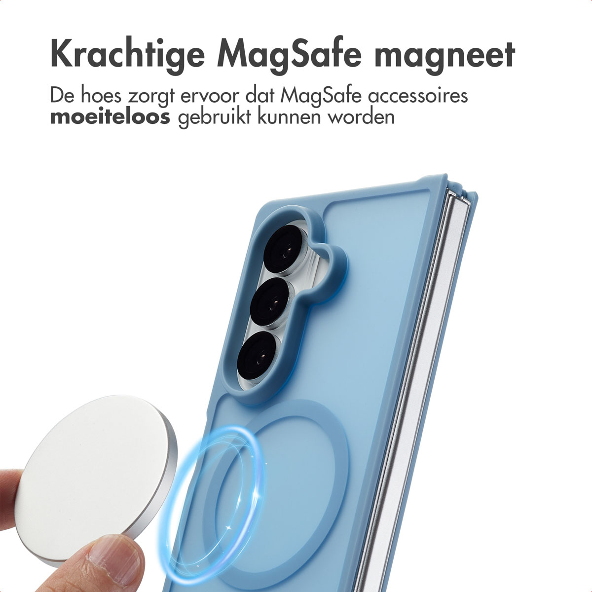 Hand bevestigt een wit MagSafe-accessoire aan een lichtblauwe telefoonhoes met een magnetische ring.