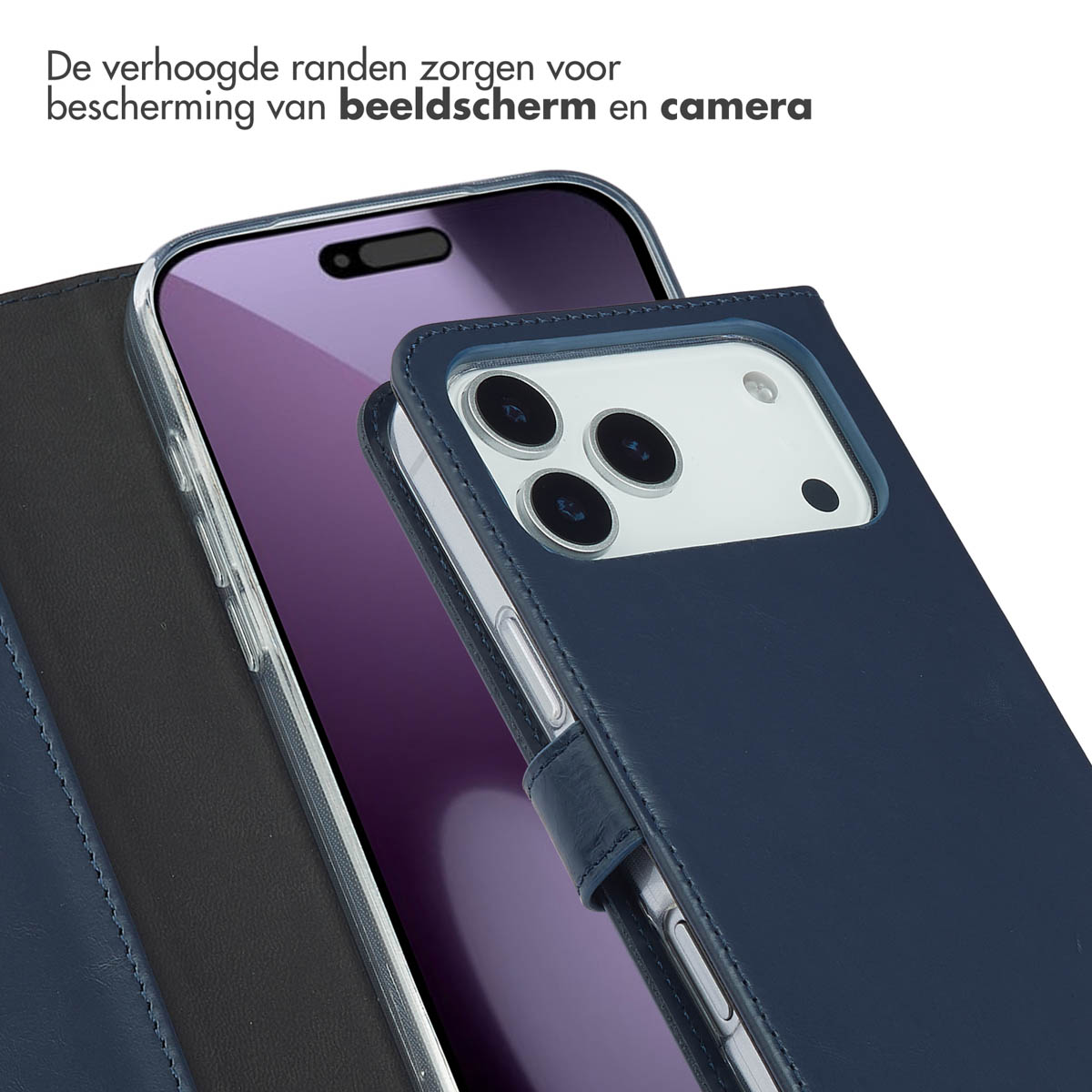 Close-up van een marineblauwe telefoonhoes in portemonneestijl die de cameralenzen en het telefoonscherm laat zien.