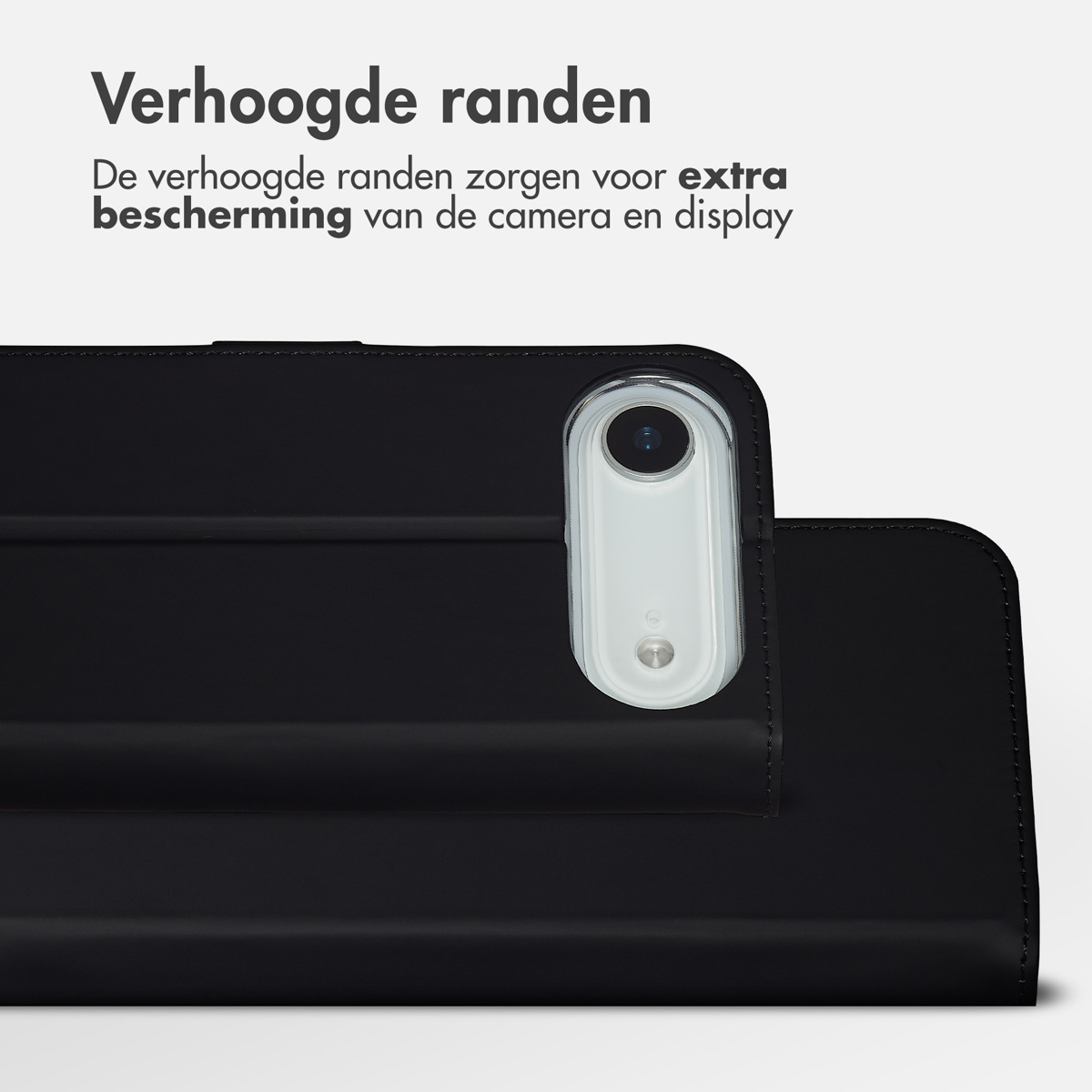 Close-up van een zwarte telefoonhoes met een witte camera. Tekst: Verhoogde randen voor extra bescherming.