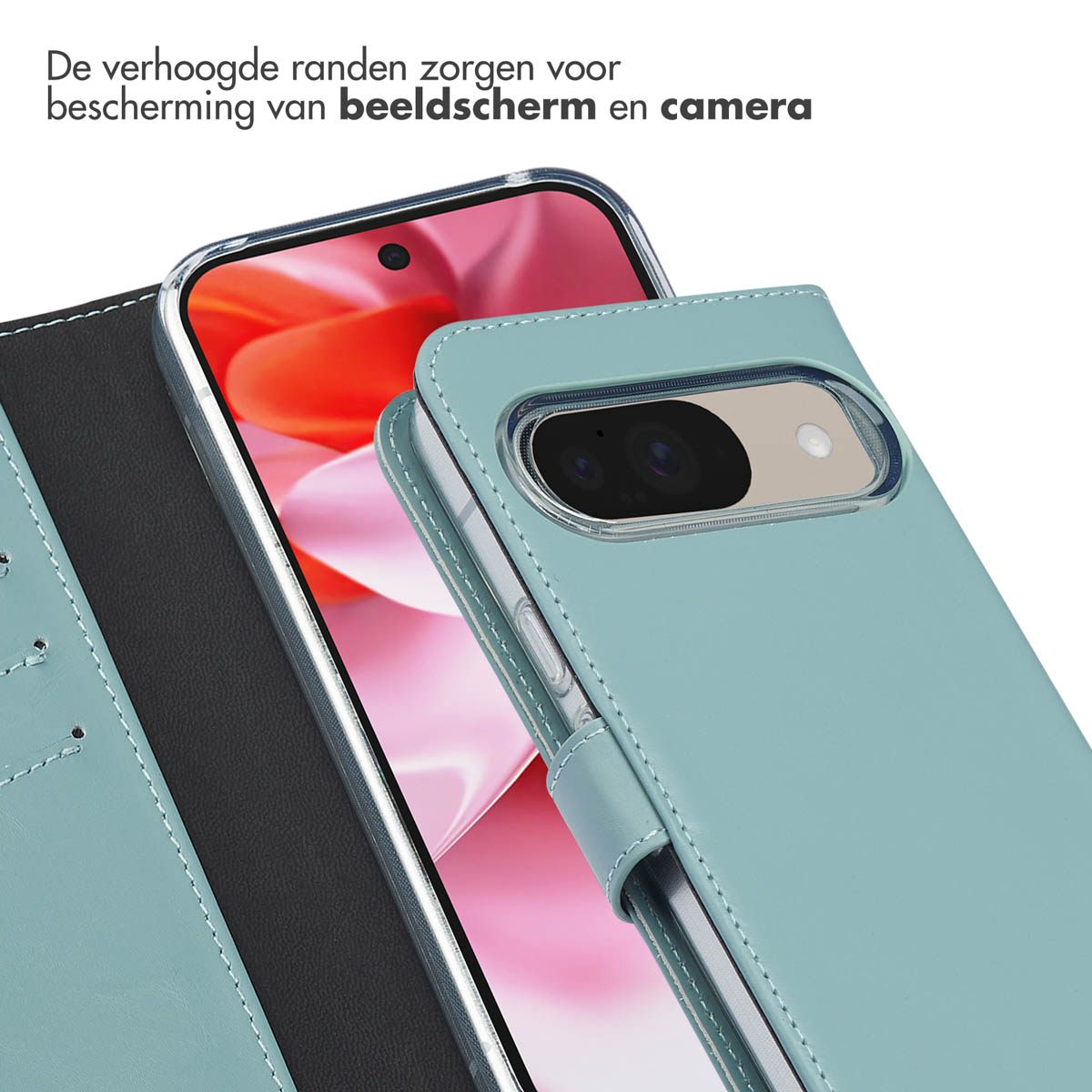 Close-up van een lichtblauwe telefoonhoes, open. Tekst: Verhoogde randen beschermen het scherm en de camera.