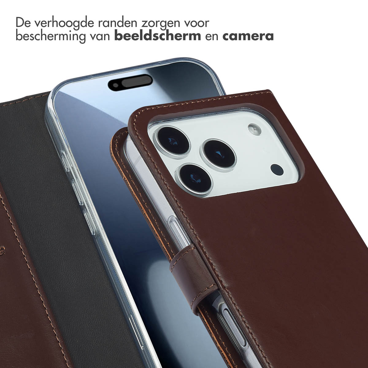Bruin telefoonhoesje met een telefoon erin en verhoogde randen. Nederlandse tekst.