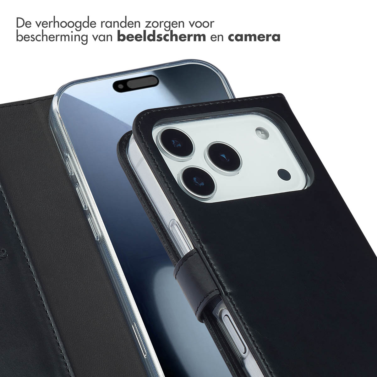 Een close-up toont een zwarte leren portemonneehoes voor een smartphone, waarbij de camera-uitsparing wordt benadrukt.