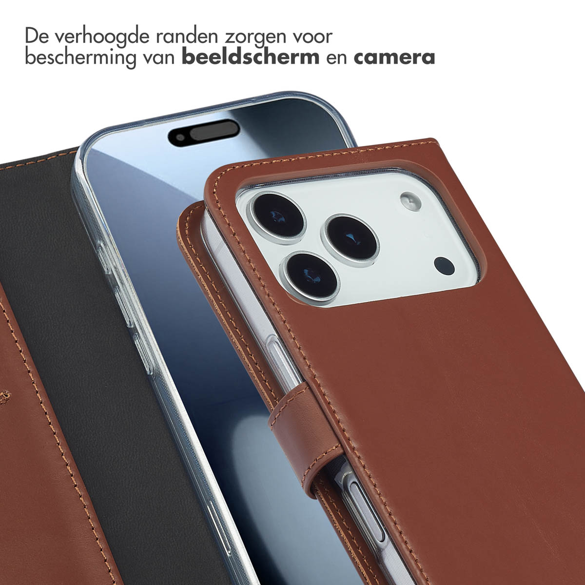 Gros plan d'un téléphone dans un étui marron aspect cuir, montrant les objectifs de l'appareil photo et les bords surélevés pour la protection de l'écran.