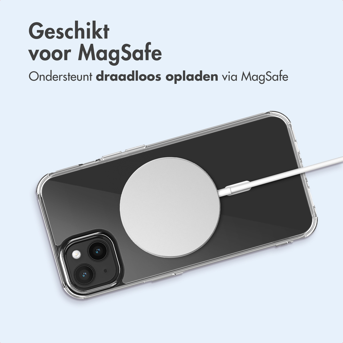 Telefono in custodia trasparente con caricatore MagSafe collegato. Caricatore bianco e testo su MagSafe.