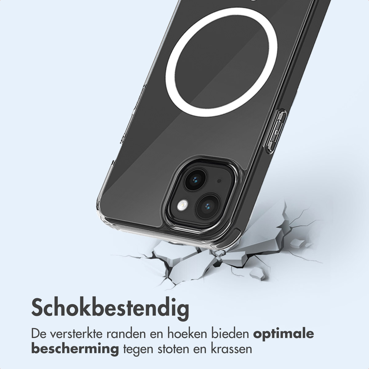 Telefono in custodia trasparente, anello MagSafe e segno meno visibili. La custodia è su cemento rotto.