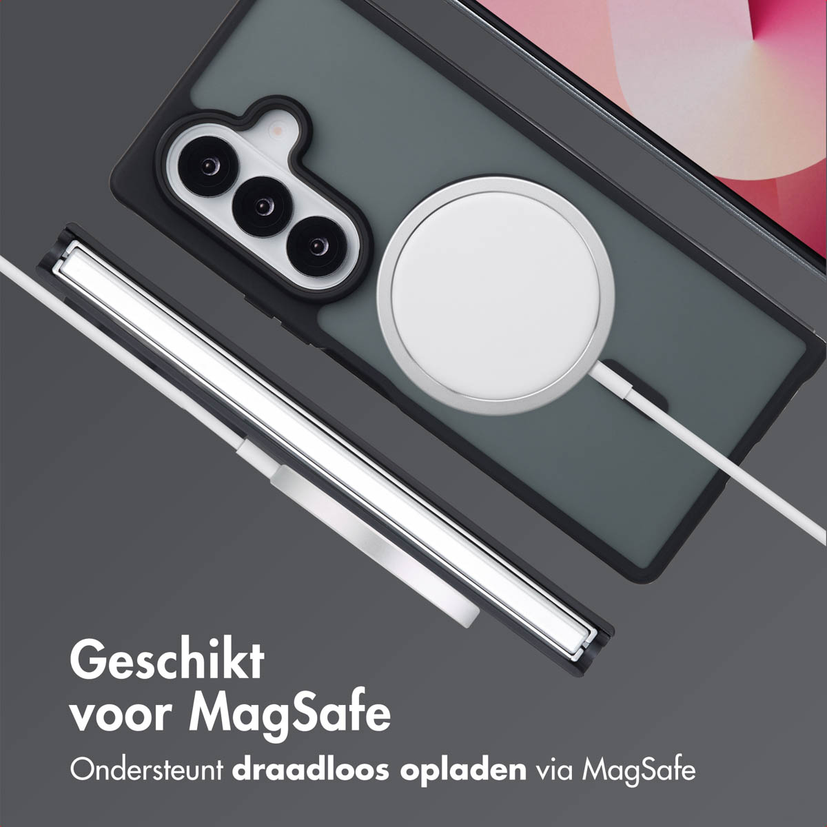 Een opvouwbare telefoon in een zwarte hoes wordt draadloos opgeladen met een MagSafe-oplader, rustend op een grijs oppervlak.
