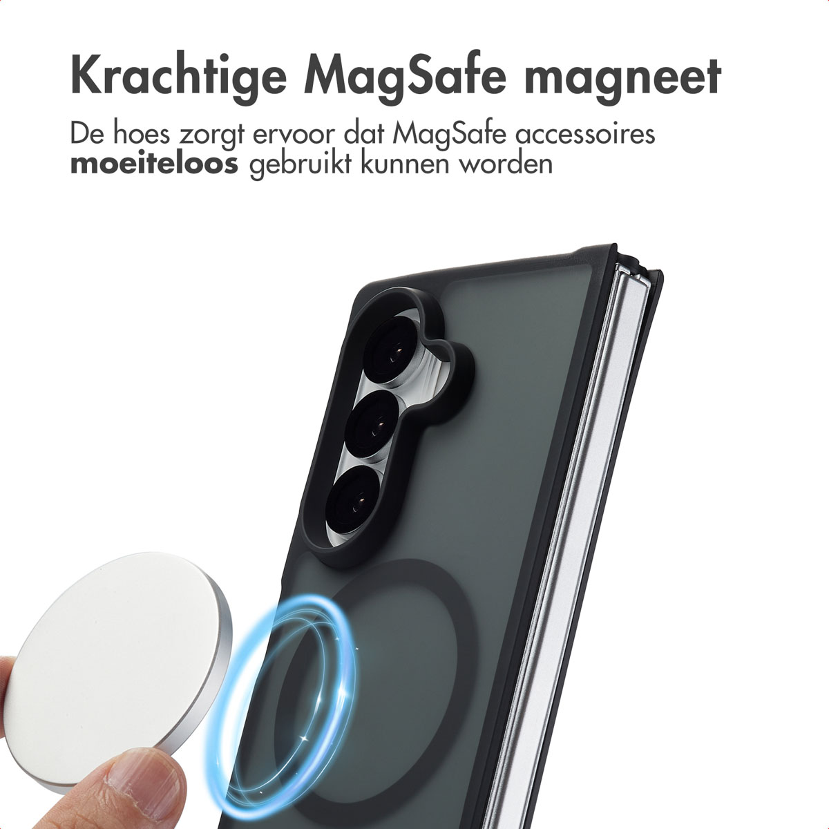 Een hand houdt een zwarte opvouwbare telefoonhoes vast met een MagSafe-oplader die via een magnetische verbinding aan de achterkant wordt bevestigd.