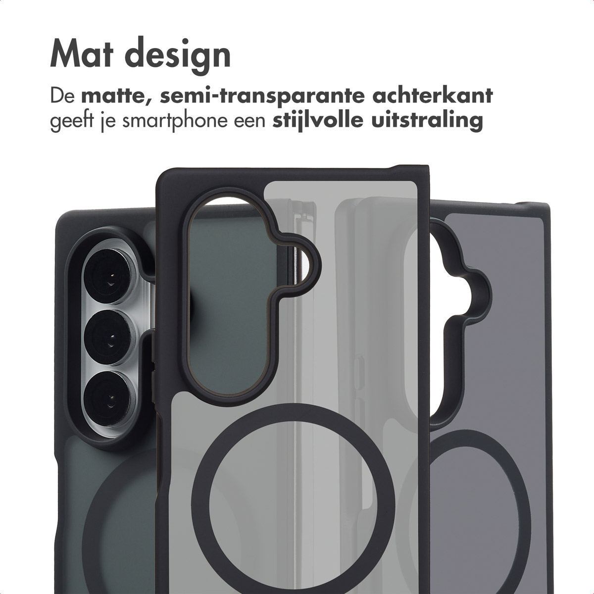 Close-up van een zwarte telefoonhoes met een matte, semi-transparante achterkant, die het stijlvolle uiterlijk en de MagSafe-ring laat zien.