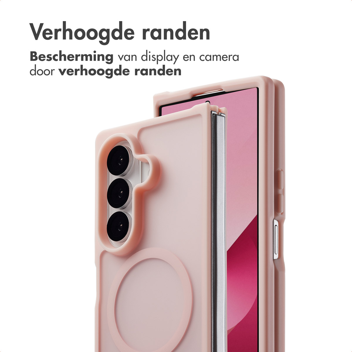 Een telefoonhoesje met een telefoon erin, met verhoogde randen voor scherm- en camerabescherming.