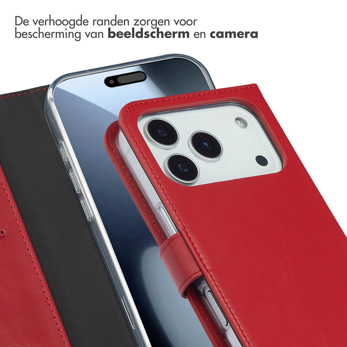 De afbeelding toont een smartphone in een rode hoes met een verhoogde rand, geplaatst naast de portemonneehoes.