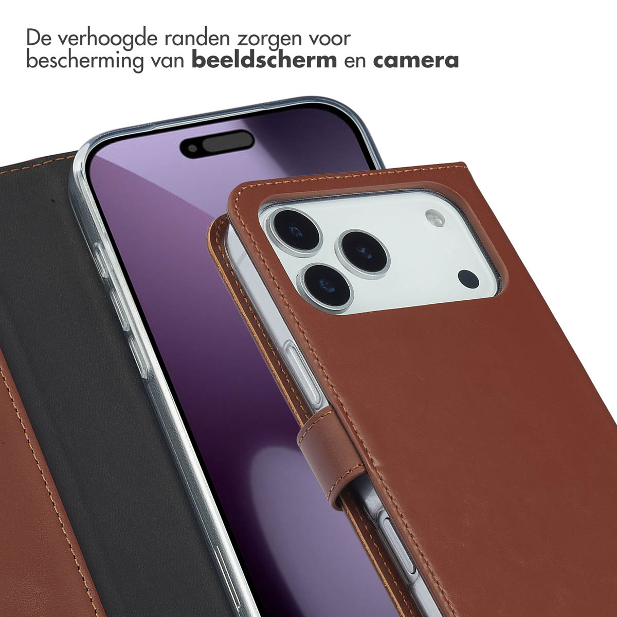 Een bruine leren telefoonhoes, gedeeltelijk open. Telefoonscherm zichtbaar, met tekst bovenaan.