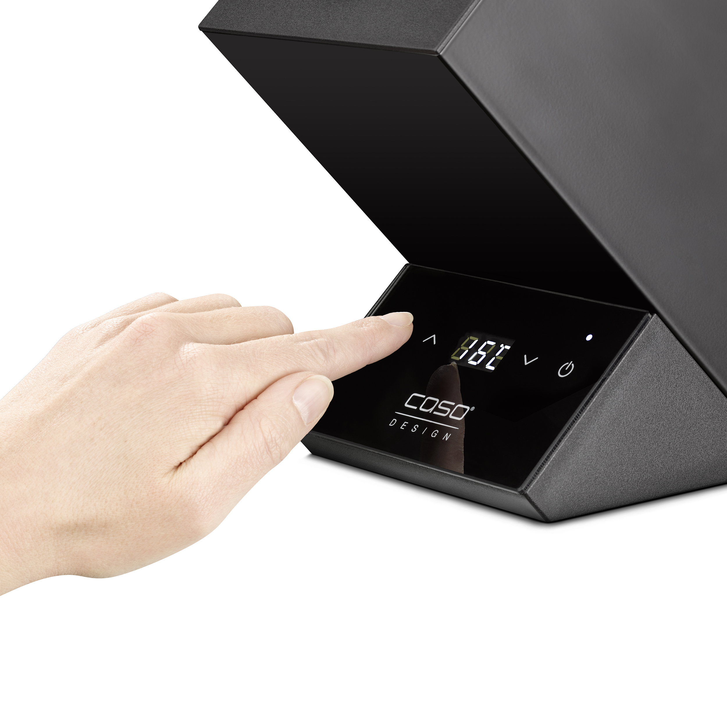 Eine Hand drückt eine Taste an einem schwarzen Luftreiniger. Die Anzeige zeigt 160. COSO DESIGN.
