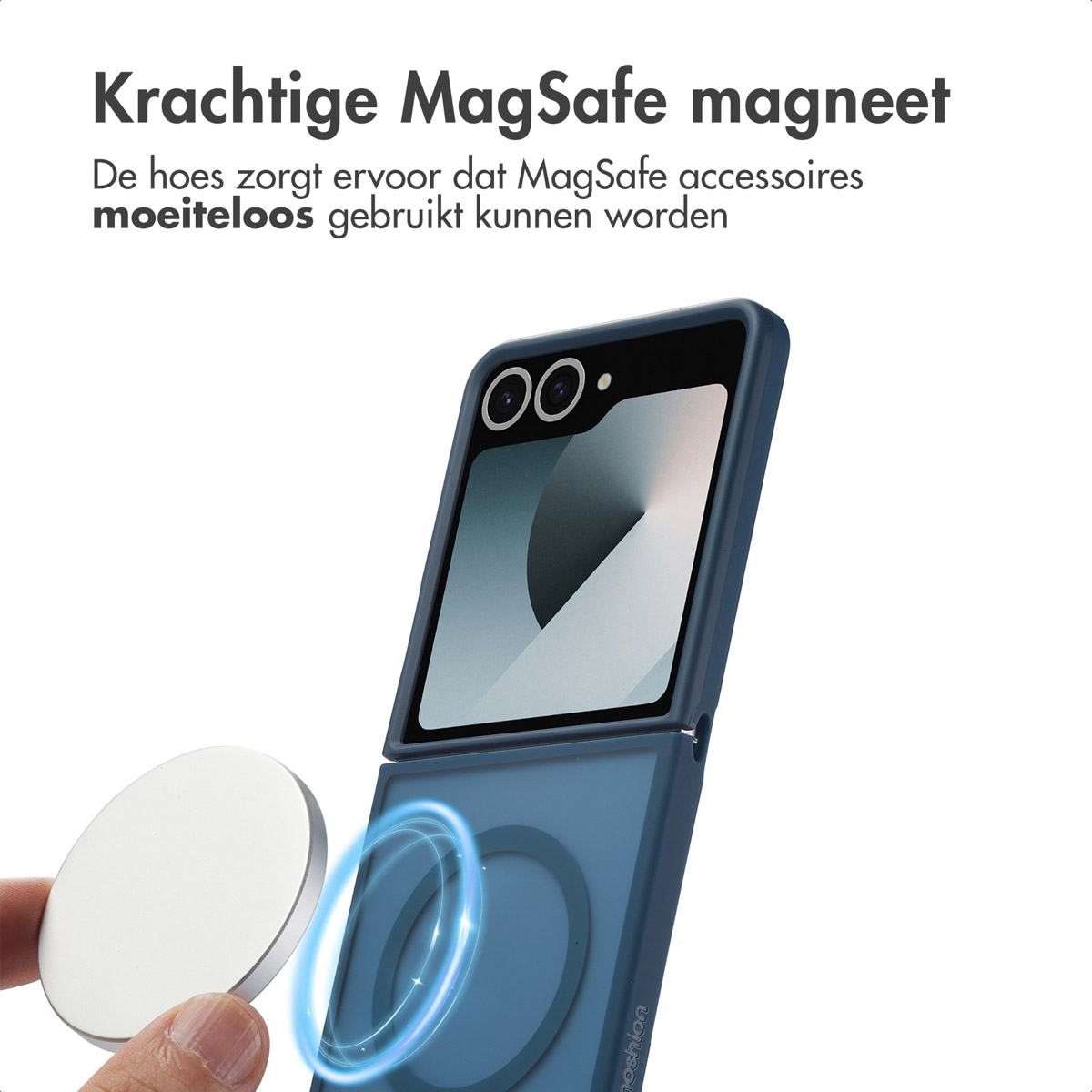 Main tenant un accessoire MagSafe blanc près d'une coque de téléphone bleue.