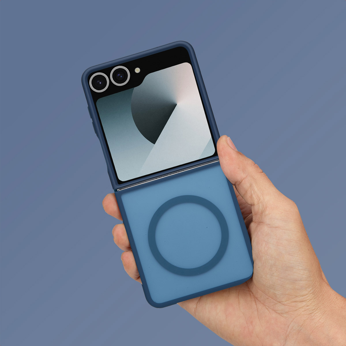 Main tenant un téléphone pliable bleu avec une coque bleue. Le fond est bleu.