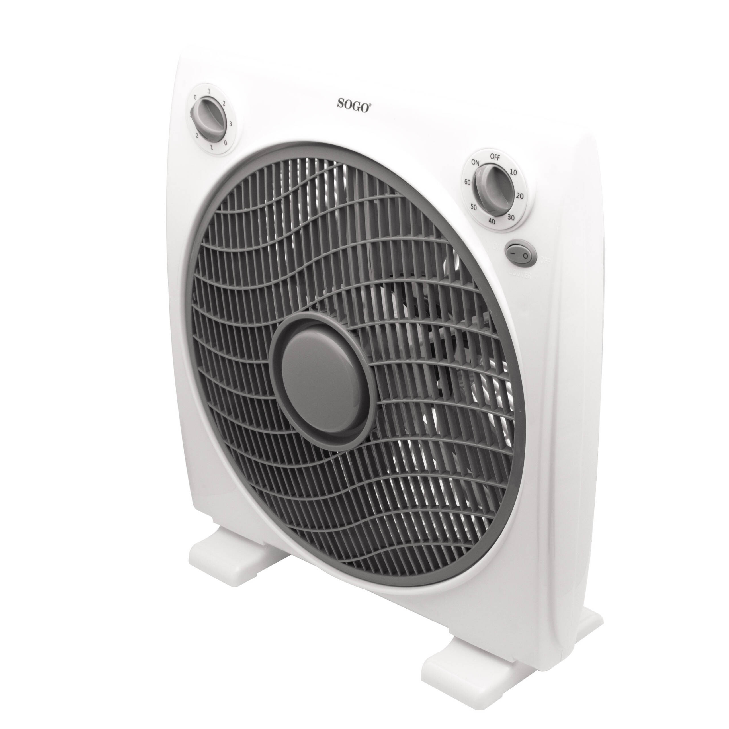 Un ventilador de caja SOGO blanco con un centro gris, visto desde un ángulo bajo sobre un fondo blanco.